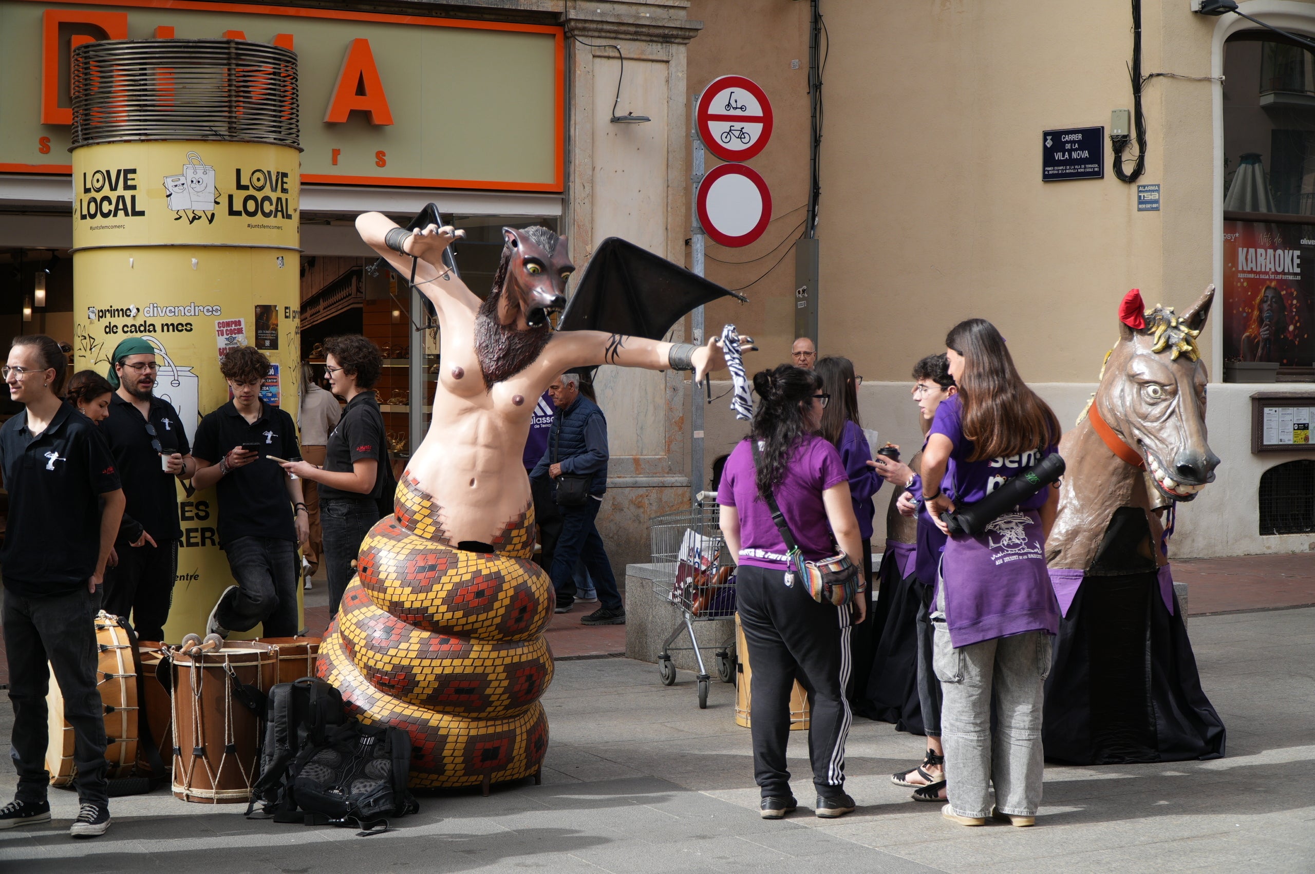 Aquest dissabte, dia 11 d’abril, les entitats de cultura popular i tradicional de Terrassa han celebrat la seva festa major, la Culturassa. La jornada s’ha iniciat amb una gran cercavila pels carrers del Centre que ha estat un tastet del que es podria veure durant tot el dia a la plaça Nova, amb balls de lluïment, paradetes i tallers.