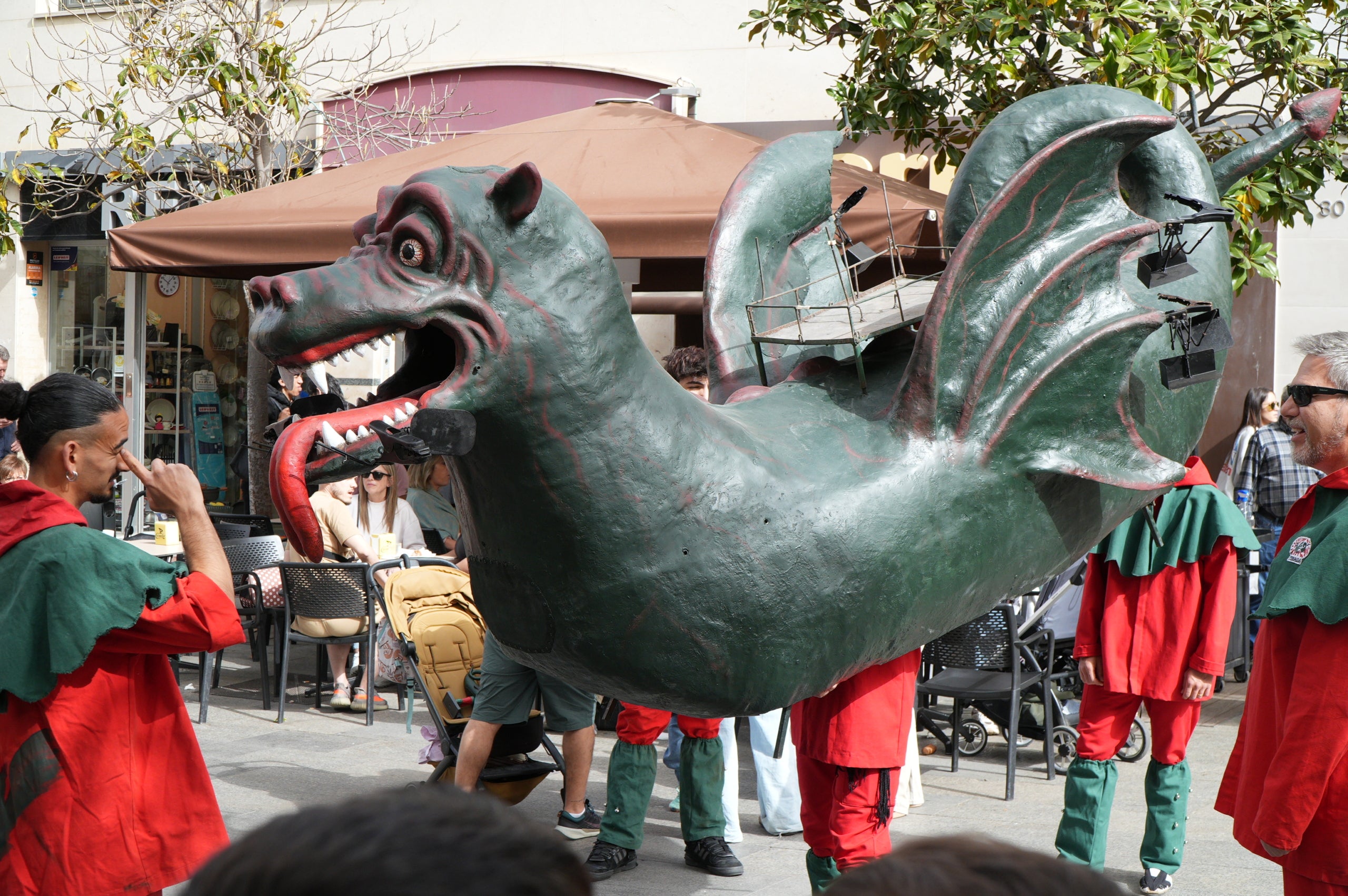 Aquest dissabte, dia 11 d’abril, les entitats de cultura popular i tradicional de Terrassa han celebrat la seva festa major, la Culturassa. La jornada s’ha iniciat amb una gran cercavila pels carrers del Centre que ha estat un tastet del que es podria veure durant tot el dia a la plaça Nova, amb balls de lluïment, paradetes i tallers.