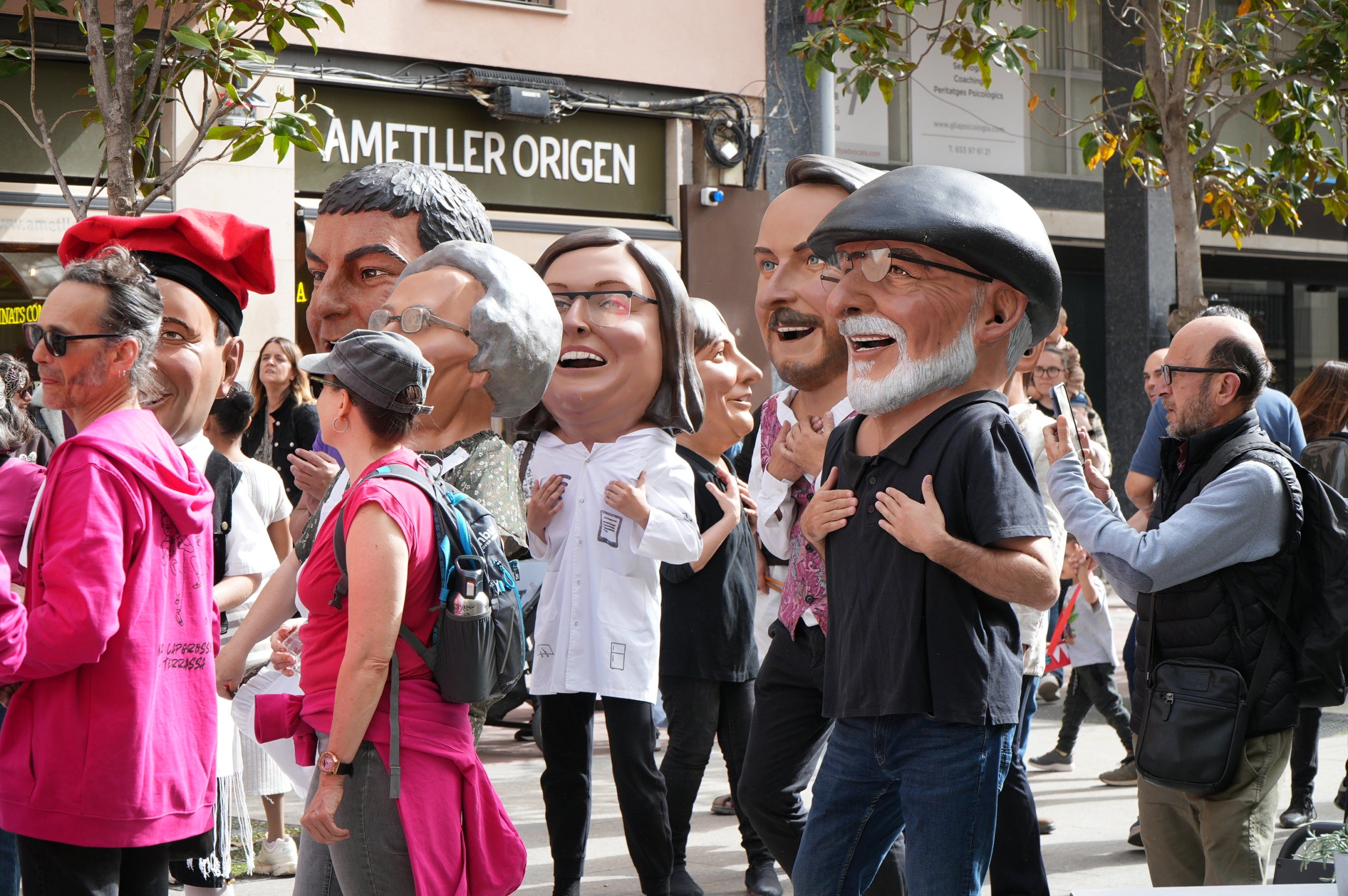 Aquest dissabte, dia 11 d’abril, les entitats de cultura popular i tradicional de Terrassa han celebrat la seva festa major, la Culturassa. La jornada s’ha iniciat amb una gran cercavila pels carrers del Centre que ha estat un tastet del que es podria veure durant tot el dia a la plaça Nova, amb balls de lluïment, paradetes i tallers.