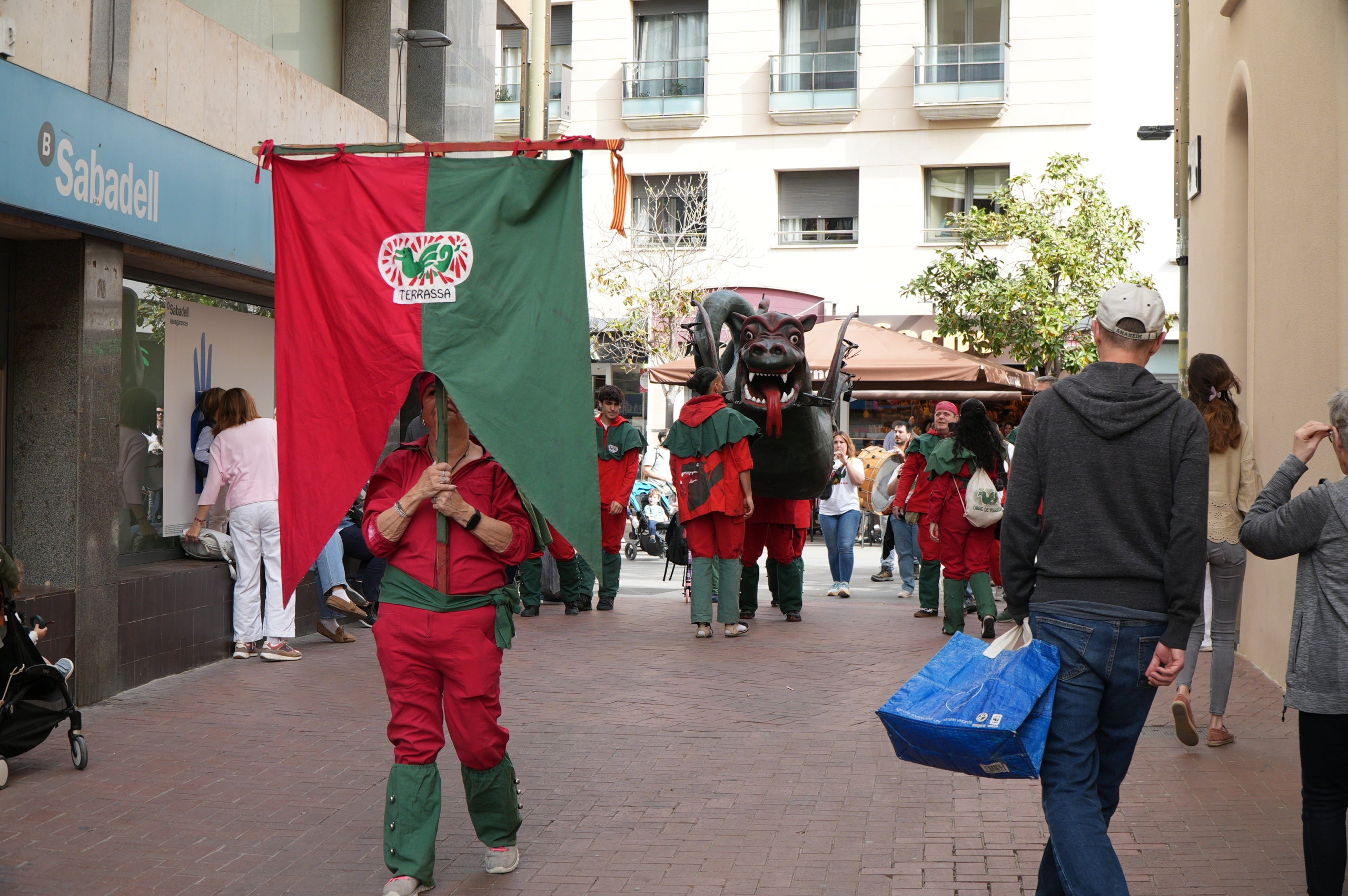 Aquest dissabte, dia 11 d’abril, les entitats de cultura popular i tradicional de Terrassa han celebrat la seva festa major, la Culturassa. La jornada s’ha iniciat amb una gran cercavila pels carrers del Centre que ha estat un tastet del que es podria veure durant tot el dia a la plaça Nova, amb balls de lluïment, paradetes i tallers.
