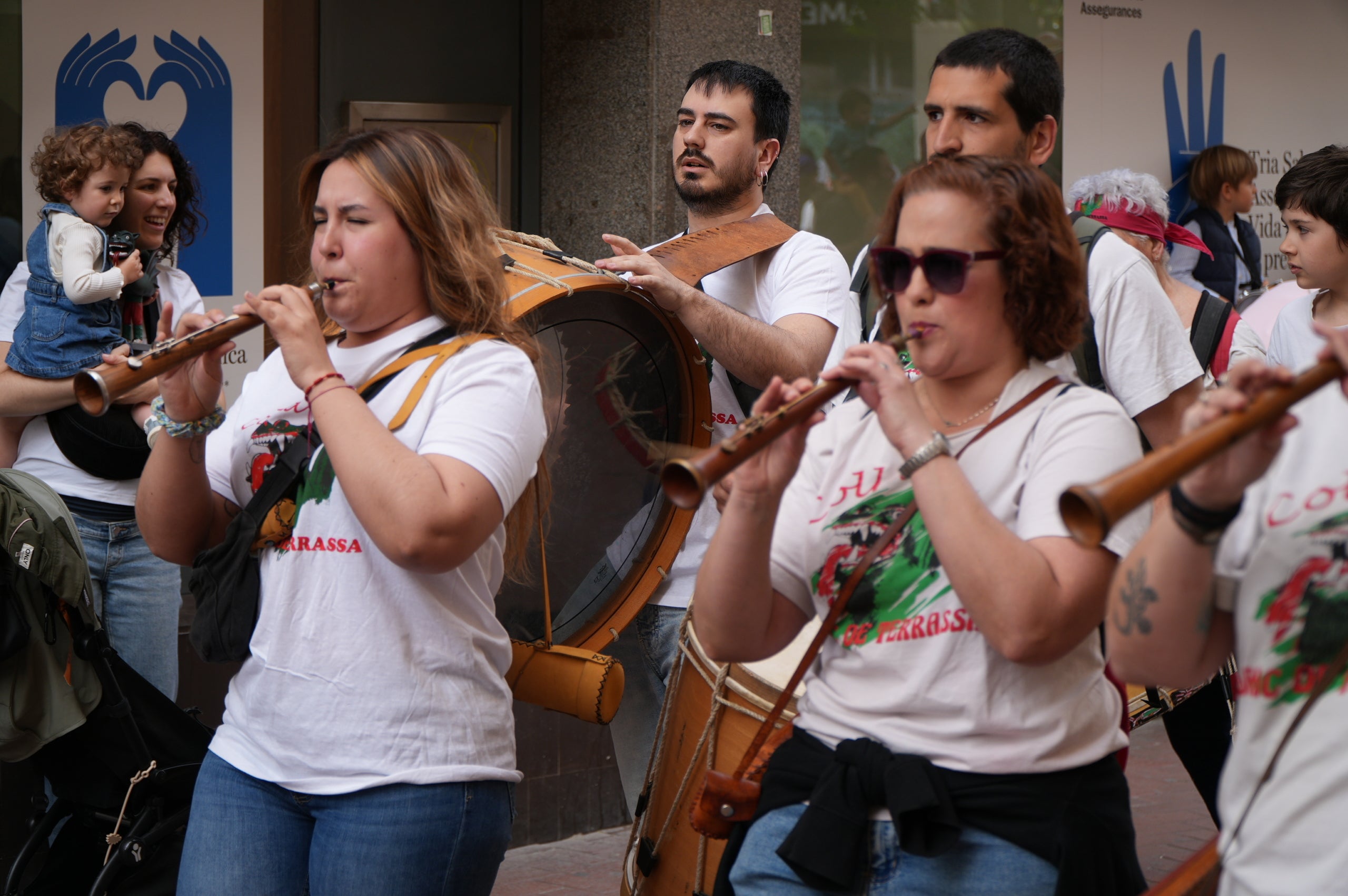 Aquest dissabte, dia 11 d’abril, les entitats de cultura popular i tradicional de Terrassa han celebrat la seva festa major, la Culturassa. La jornada s’ha iniciat amb una gran cercavila pels carrers del Centre que ha estat un tastet del que es podria veure durant tot el dia a la plaça Nova, amb balls de lluïment, paradetes i tallers.