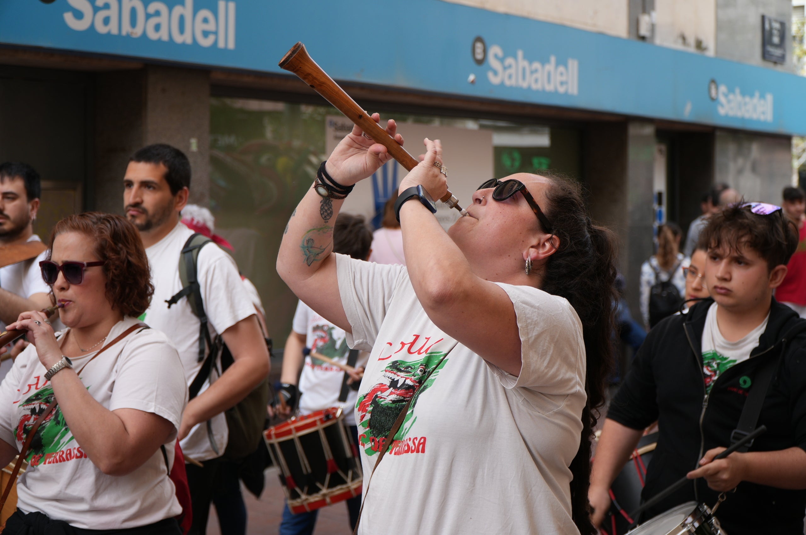 Aquest dissabte, dia 11 d’abril, les entitats de cultura popular i tradicional de Terrassa han celebrat la seva festa major, la Culturassa. La jornada s’ha iniciat amb una gran cercavila pels carrers del Centre que ha estat un tastet del que es podria veure durant tot el dia a la plaça Nova, amb balls de lluïment, paradetes i tallers.