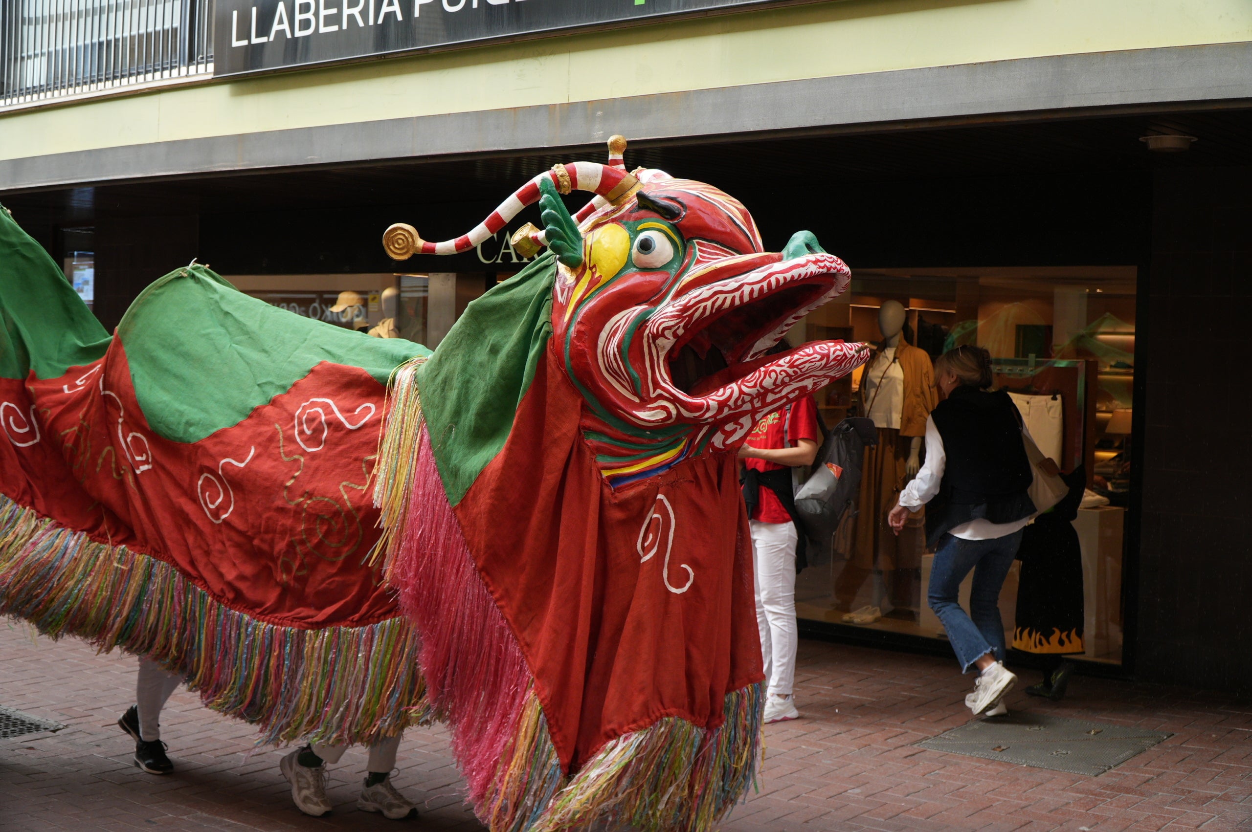 Aquest dissabte, dia 11 d’abril, les entitats de cultura popular i tradicional de Terrassa han celebrat la seva festa major, la Culturassa. La jornada s’ha iniciat amb una gran cercavila pels carrers del Centre que ha estat un tastet del que es podria veure durant tot el dia a la plaça Nova, amb balls de lluïment, paradetes i tallers.