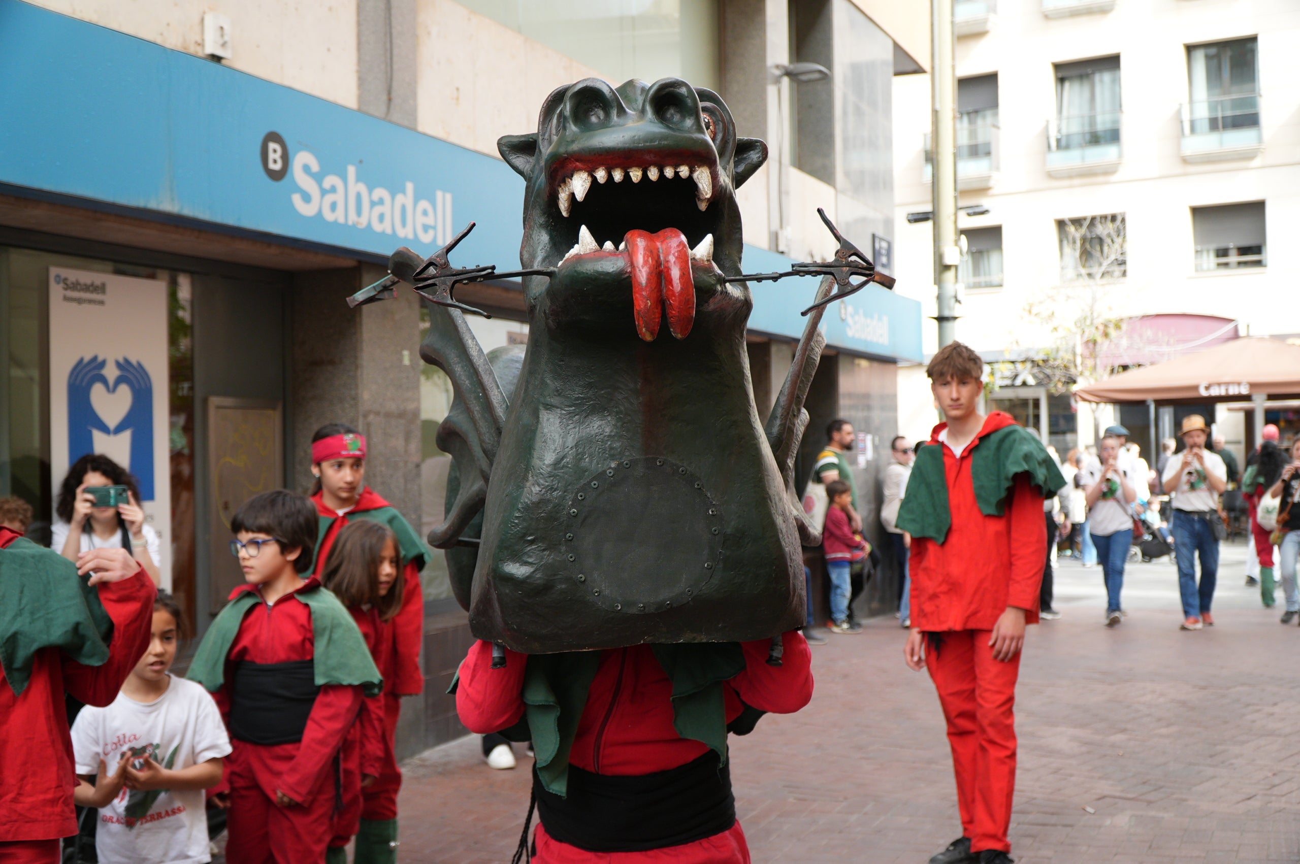 Aquest dissabte, dia 11 d’abril, les entitats de cultura popular i tradicional de Terrassa han celebrat la seva festa major, la Culturassa. La jornada s’ha iniciat amb una gran cercavila pels carrers del Centre que ha estat un tastet del que es podria veure durant tot el dia a la plaça Nova, amb balls de lluïment, paradetes i tallers.