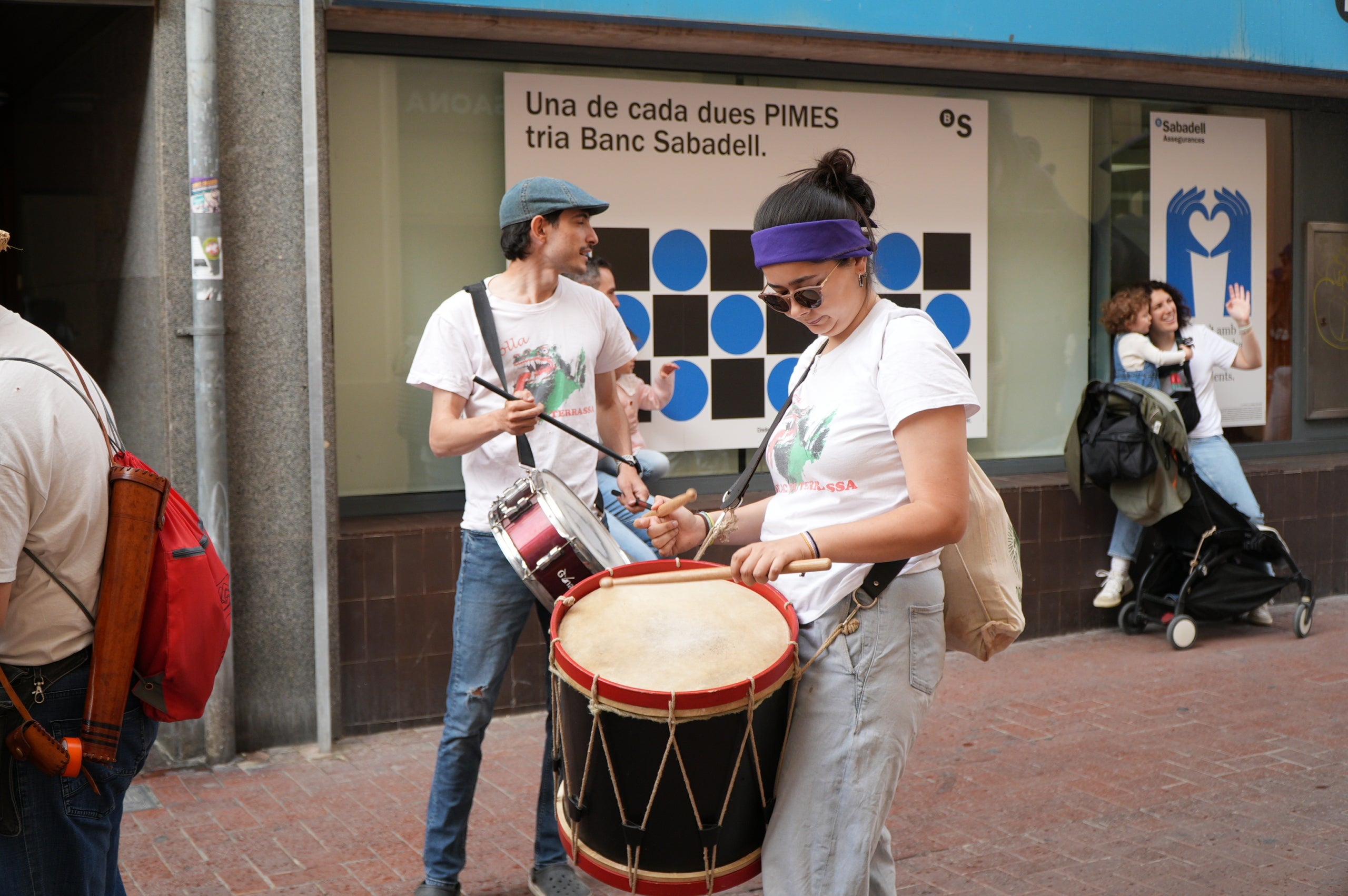 Aquest dissabte, dia 11 d’abril, les entitats de cultura popular i tradicional de Terrassa han celebrat la seva festa major, la Culturassa. La jornada s’ha iniciat amb una gran cercavila pels carrers del Centre que ha estat un tastet del que es podria veure durant tot el dia a la plaça Nova, amb balls de lluïment, paradetes i tallers.
