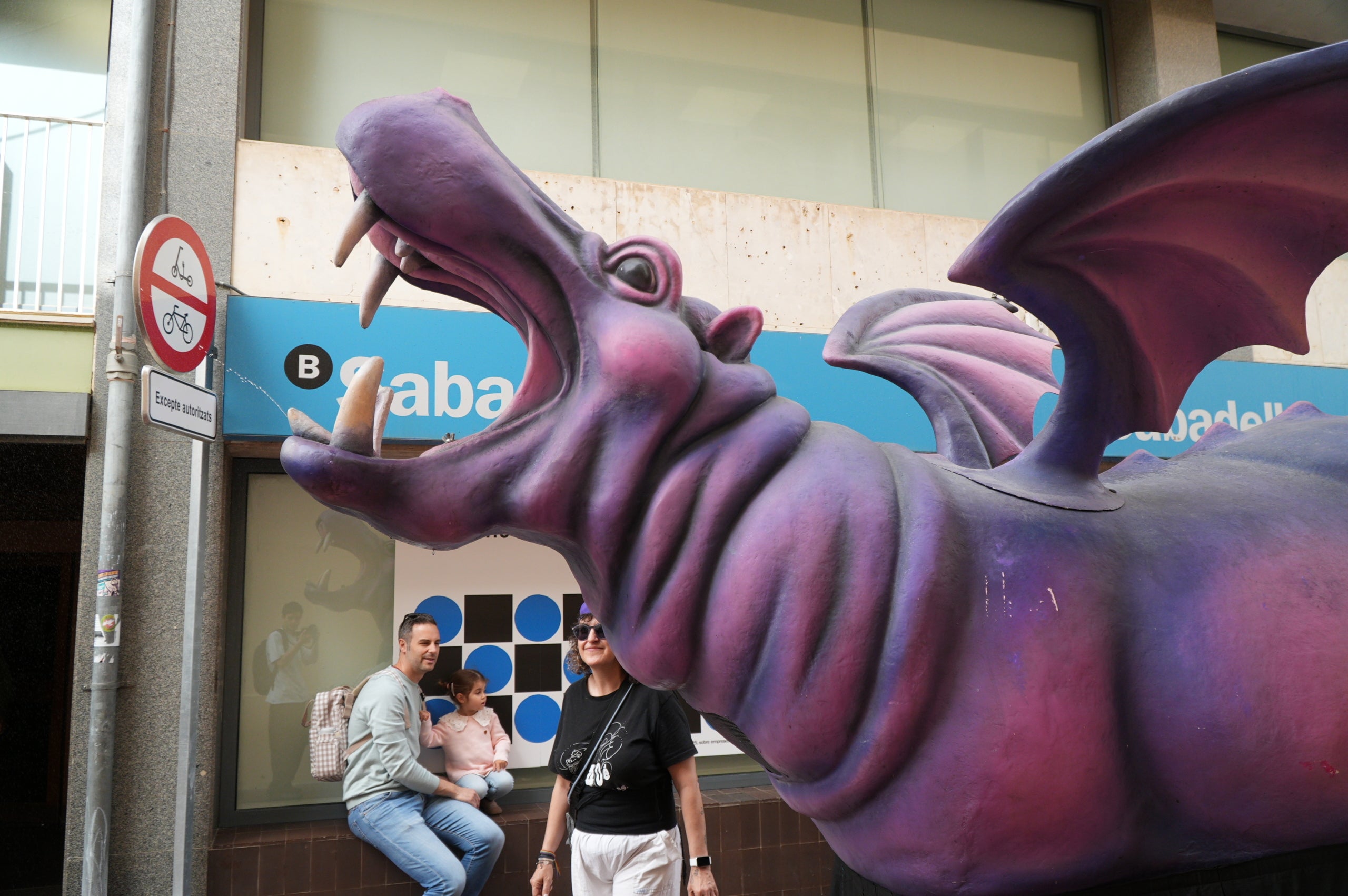 Aquest dissabte, dia 11 d’abril, les entitats de cultura popular i tradicional de Terrassa han celebrat la seva festa major, la Culturassa. La jornada s’ha iniciat amb una gran cercavila pels carrers del Centre que ha estat un tastet del que es podria veure durant tot el dia a la plaça Nova, amb balls de lluïment, paradetes i tallers.