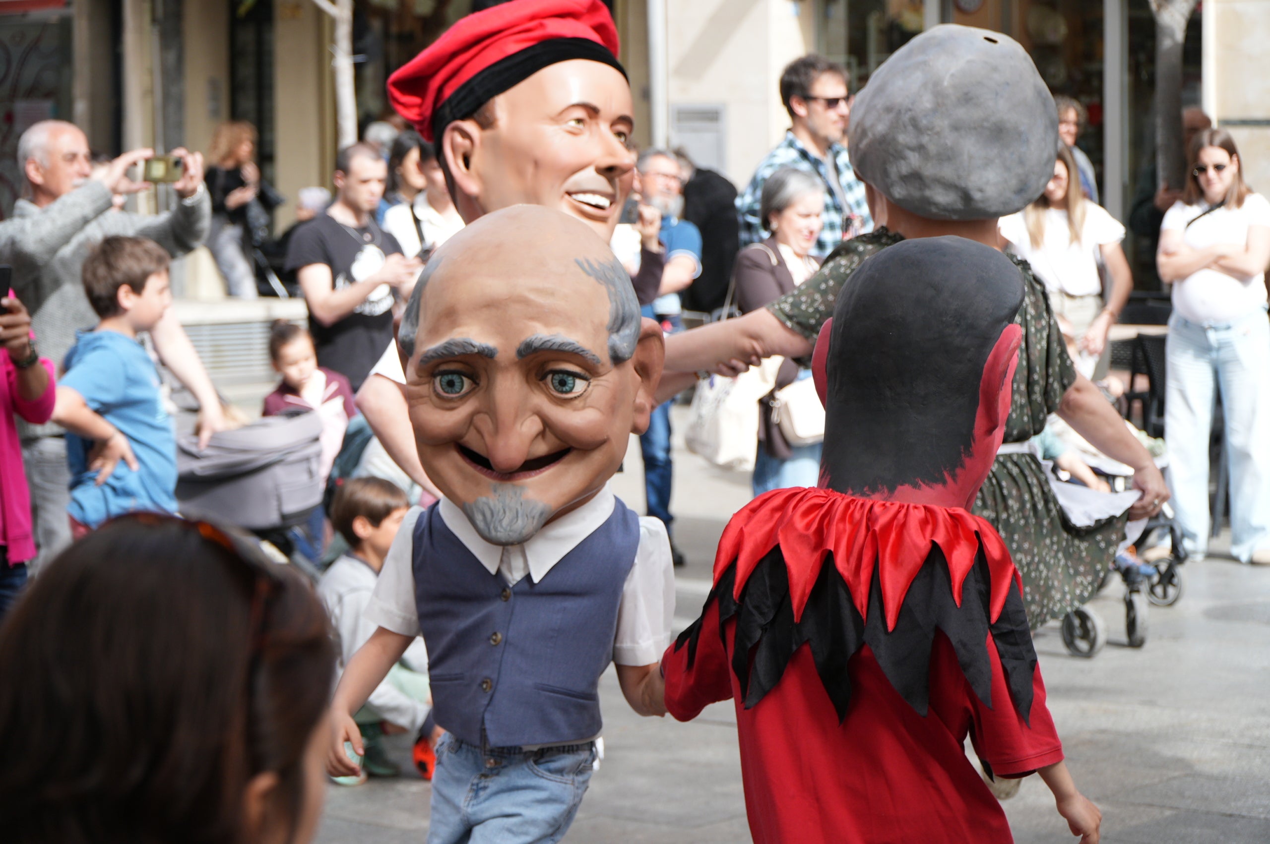 Aquest dissabte, dia 11 d’abril, les entitats de cultura popular i tradicional de Terrassa han celebrat la seva festa major, la Culturassa. La jornada s’ha iniciat amb una gran cercavila pels carrers del Centre que ha estat un tastet del que es podria veure durant tot el dia a la plaça Nova, amb balls de lluïment, paradetes i tallers.