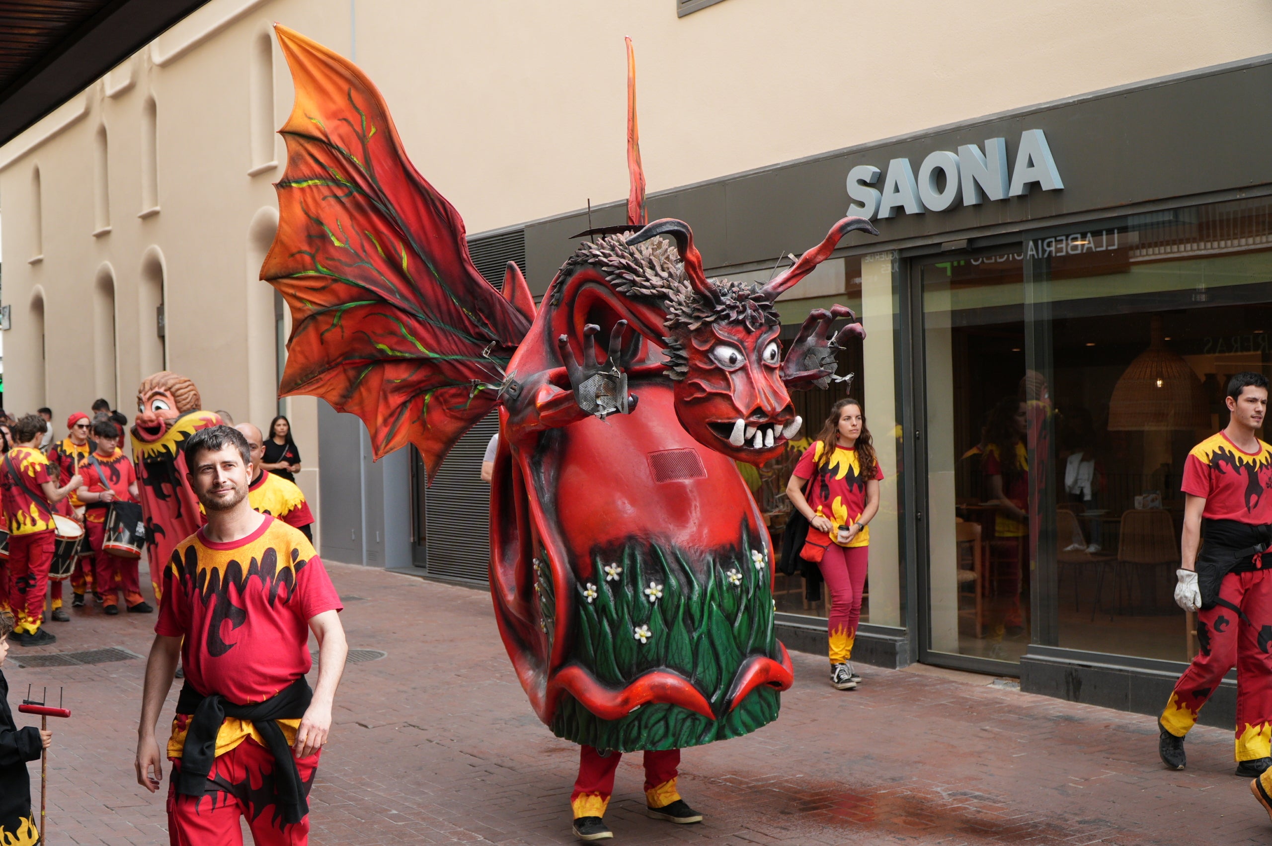 Aquest dissabte, dia 11 d’abril, les entitats de cultura popular i tradicional de Terrassa han celebrat la seva festa major, la Culturassa. La jornada s’ha iniciat amb una gran cercavila pels carrers del Centre que ha estat un tastet del que es podria veure durant tot el dia a la plaça Nova, amb balls de lluïment, paradetes i tallers.