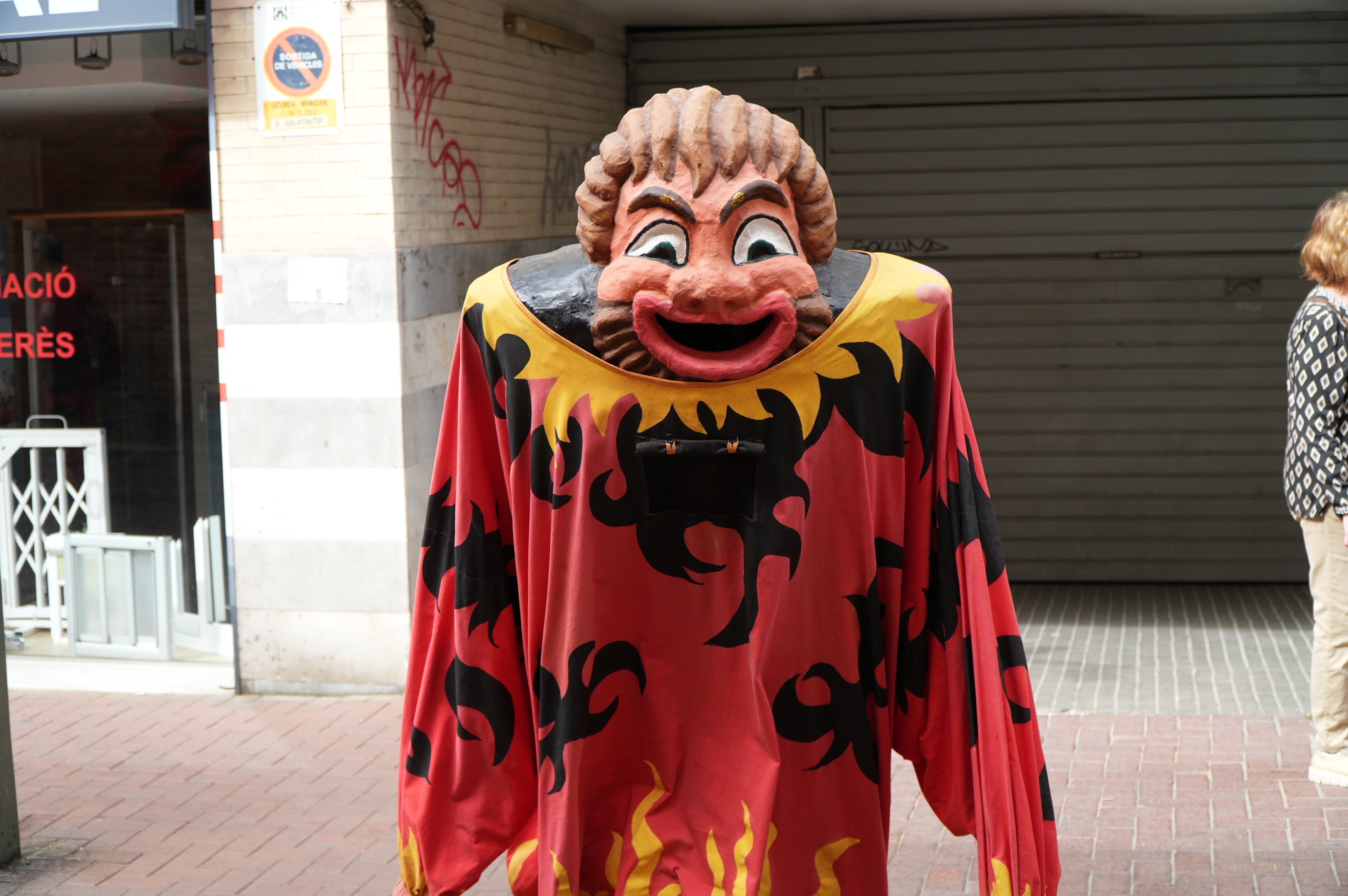 Aquest dissabte, dia 11 d’abril, les entitats de cultura popular i tradicional de Terrassa han celebrat la seva festa major, la Culturassa. La jornada s’ha iniciat amb una gran cercavila pels carrers del Centre que ha estat un tastet del que es podria veure durant tot el dia a la plaça Nova, amb balls de lluïment, paradetes i tallers.