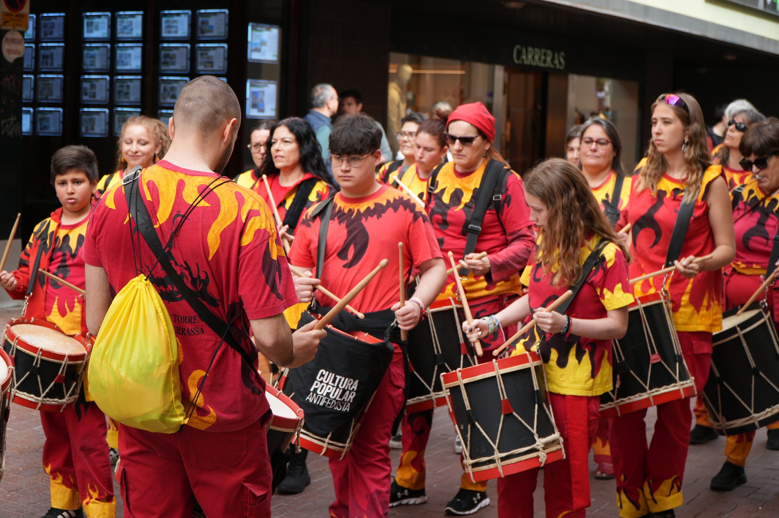 Aquest dissabte, dia 11 d’abril, les entitats de cultura popular i tradicional de Terrassa han celebrat la seva festa major, la Culturassa. La jornada s’ha iniciat amb una gran cercavila pels carrers del Centre que ha estat un tastet del que es podria veure durant tot el dia a la plaça Nova, amb balls de lluïment, paradetes i tallers.