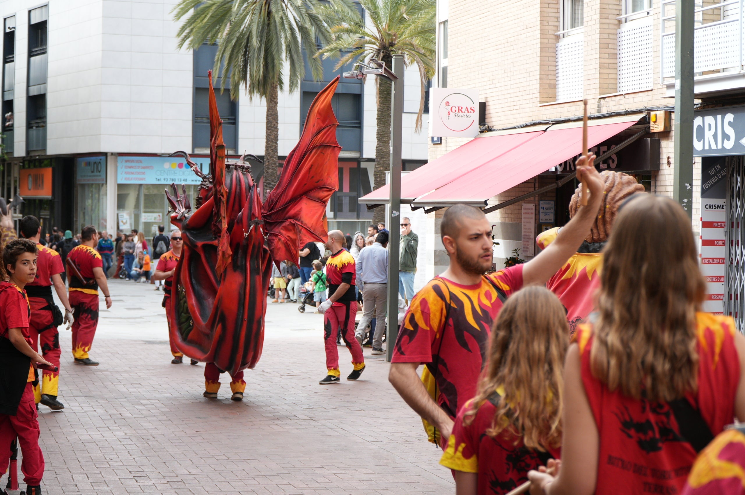 Aquest dissabte, dia 11 d’abril, les entitats de cultura popular i tradicional de Terrassa han celebrat la seva festa major, la Culturassa. La jornada s’ha iniciat amb una gran cercavila pels carrers del Centre que ha estat un tastet del que es podria veure durant tot el dia a la plaça Nova, amb balls de lluïment, paradetes i tallers.