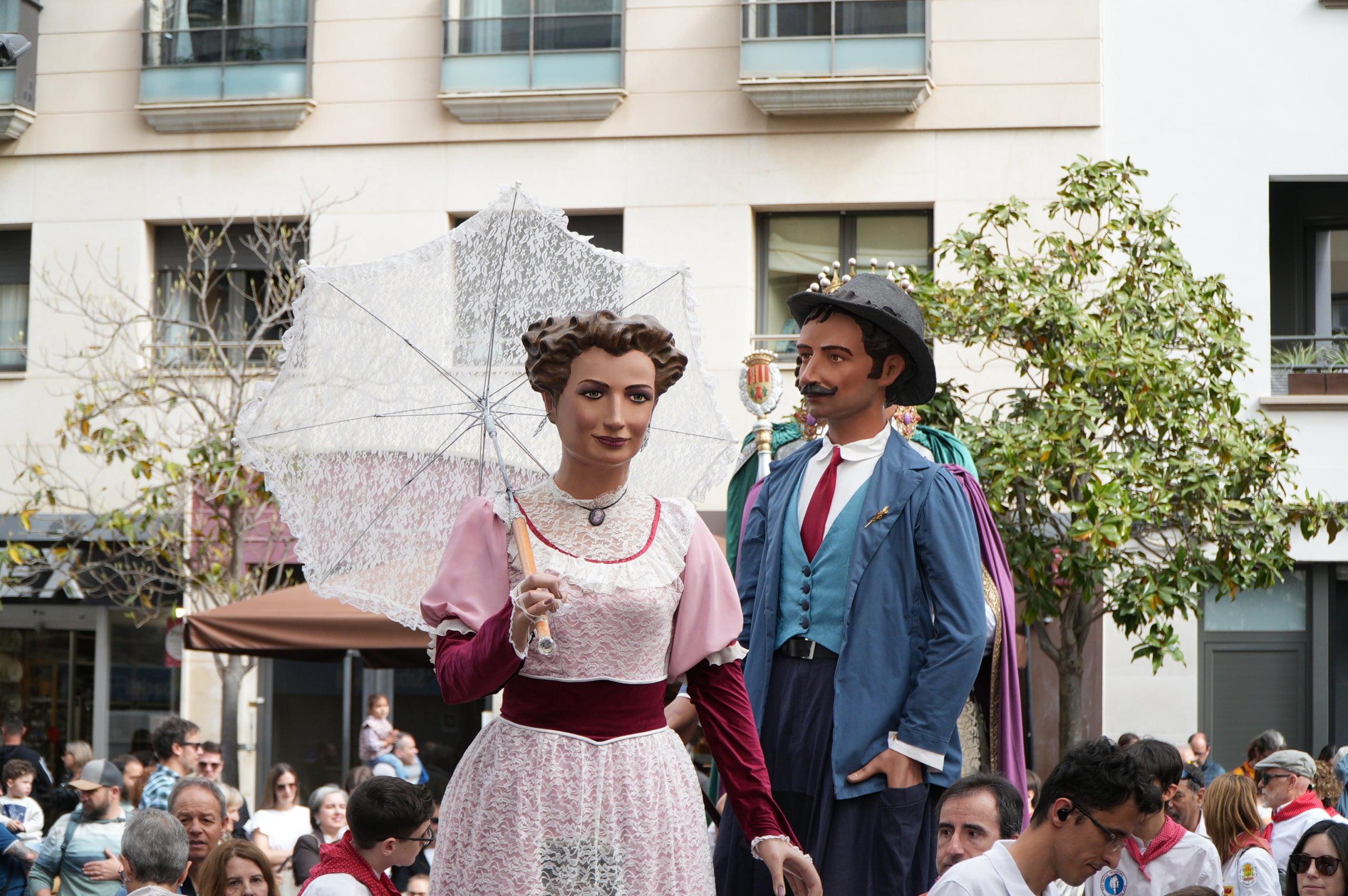 Aquest dissabte, dia 11 d’abril, les entitats de cultura popular i tradicional de Terrassa han celebrat la seva festa major, la Culturassa. La jornada s’ha iniciat amb una gran cercavila pels carrers del Centre que ha estat un tastet del que es podria veure durant tot el dia a la plaça Nova, amb balls de lluïment, paradetes i tallers.