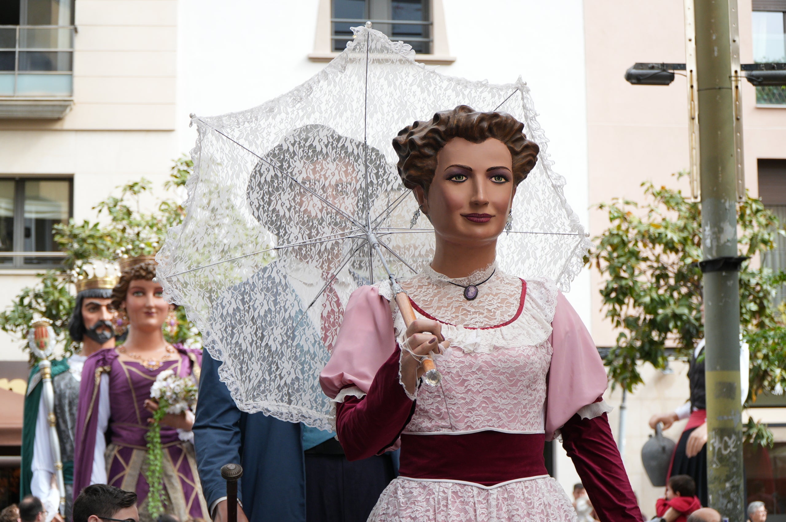 Aquest dissabte, dia 11 d’abril, les entitats de cultura popular i tradicional de Terrassa han celebrat la seva festa major, la Culturassa. La jornada s’ha iniciat amb una gran cercavila pels carrers del Centre que ha estat un tastet del que es podria veure durant tot el dia a la plaça Nova, amb balls de lluïment, paradetes i tallers.