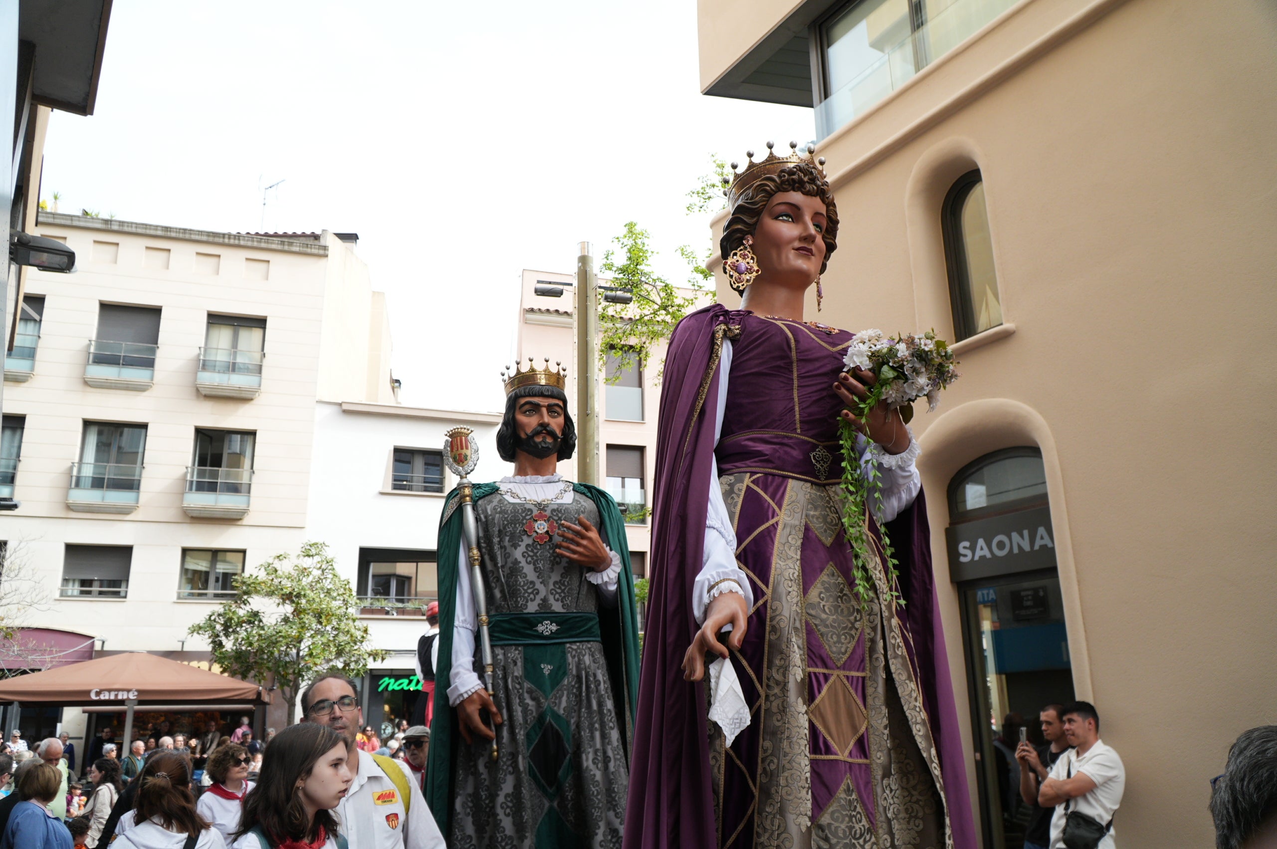 Aquest dissabte, dia 11 d’abril, les entitats de cultura popular i tradicional de Terrassa han celebrat la seva festa major, la Culturassa. La jornada s’ha iniciat amb una gran cercavila pels carrers del Centre que ha estat un tastet del que es podria veure durant tot el dia a la plaça Nova, amb balls de lluïment, paradetes i tallers.