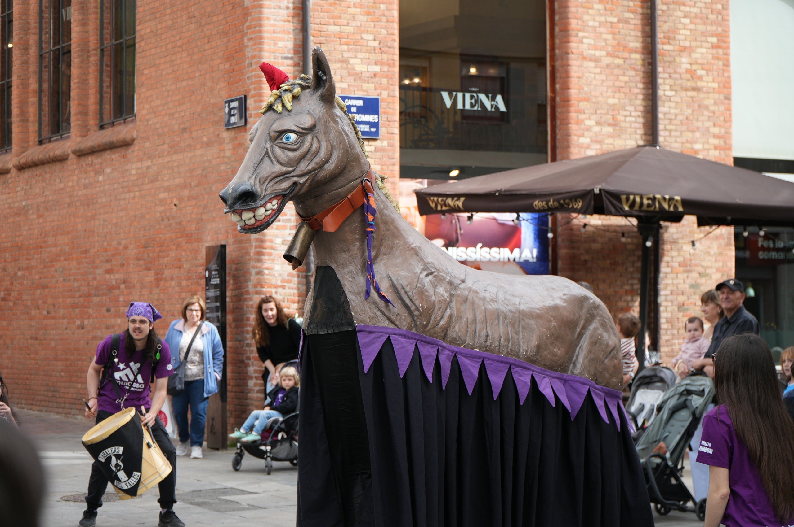Aquest dissabte, dia 11 d’abril, les entitats de cultura popular i tradicional de Terrassa han celebrat la seva festa major, la Culturassa. La jornada s’ha iniciat amb una gran cercavila pels carrers del Centre que ha estat un tastet del que es podria veure durant tot el dia a la plaça Nova, amb balls de lluïment, paradetes i tallers.
