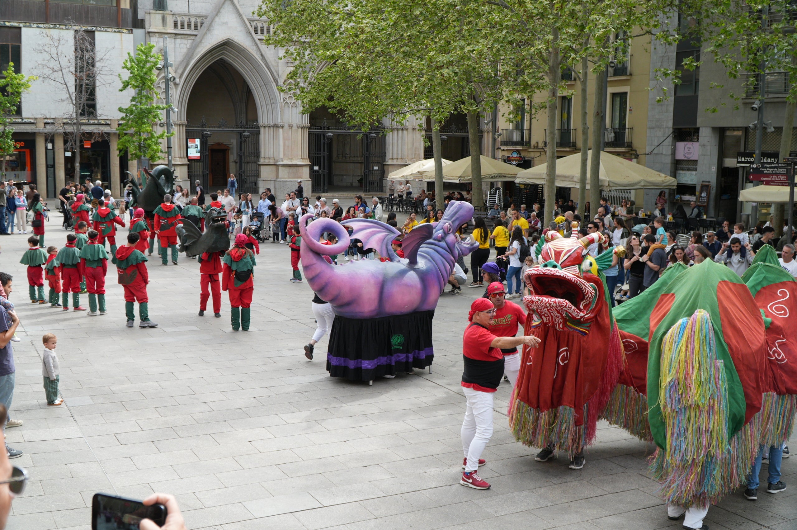 Aquest dissabte, dia 11 d’abril, les entitats de cultura popular i tradicional de Terrassa han celebrat la seva festa major, la Culturassa. La jornada s’ha iniciat amb una gran cercavila pels carrers del Centre que ha estat un tastet del que es podria veure durant tot el dia a la plaça Nova, amb balls de lluïment, paradetes i tallers.