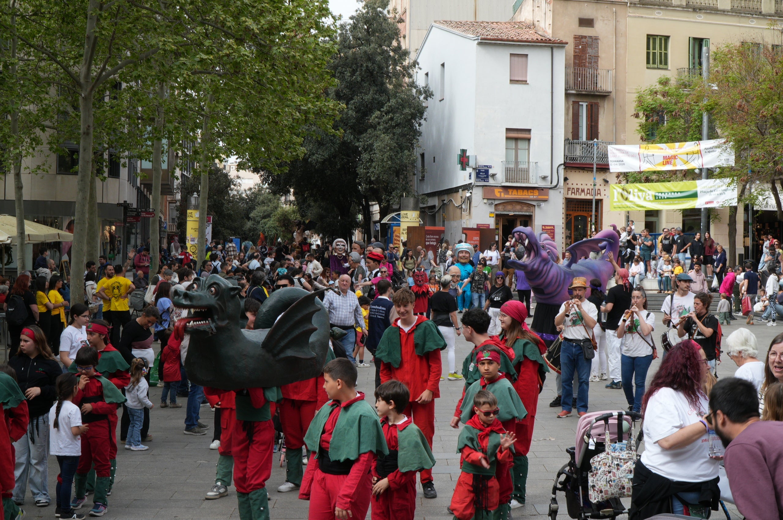 Aquest dissabte, dia 11 d’abril, les entitats de cultura popular i tradicional de Terrassa han celebrat la seva festa major, la Culturassa. La jornada s’ha iniciat amb una gran cercavila pels carrers del Centre que ha estat un tastet del que es podria veure durant tot el dia a la plaça Nova, amb balls de lluïment, paradetes i tallers.