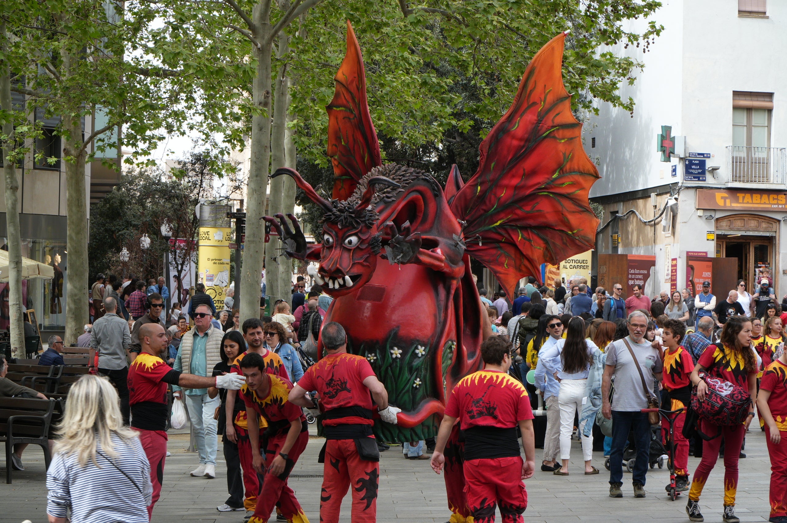 Aquest dissabte, dia 11 d’abril, les entitats de cultura popular i tradicional de Terrassa han celebrat la seva festa major, la Culturassa. La jornada s’ha iniciat amb una gran cercavila pels carrers del Centre que ha estat un tastet del que es podria veure durant tot el dia a la plaça Nova, amb balls de lluïment, paradetes i tallers.