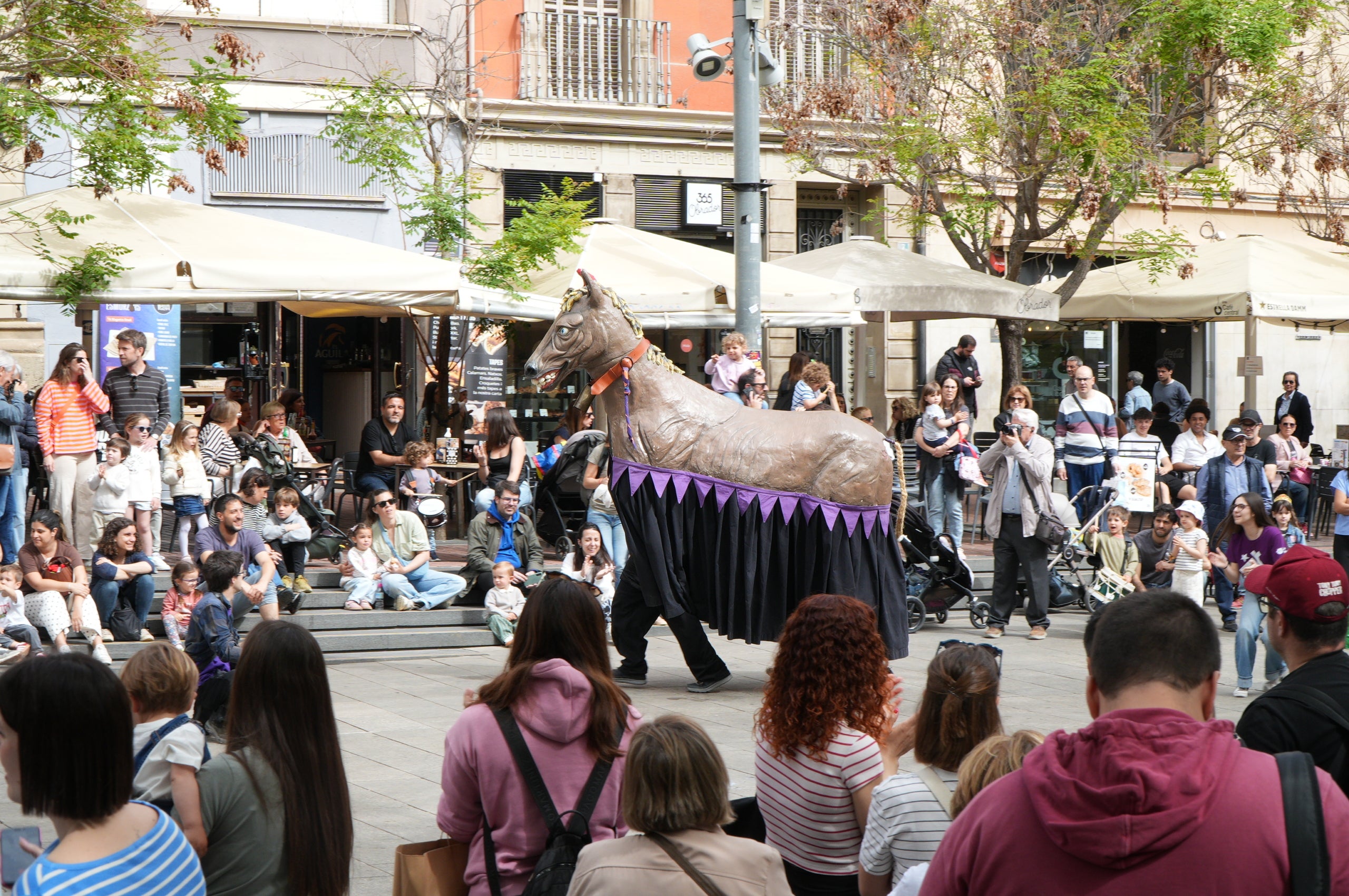Aquest dissabte, dia 11 d’abril, les entitats de cultura popular i tradicional de Terrassa han celebrat la seva festa major, la Culturassa. La jornada s’ha iniciat amb una gran cercavila pels carrers del Centre que ha estat un tastet del que es podria veure durant tot el dia a la plaça Nova, amb balls de lluïment, paradetes i tallers.