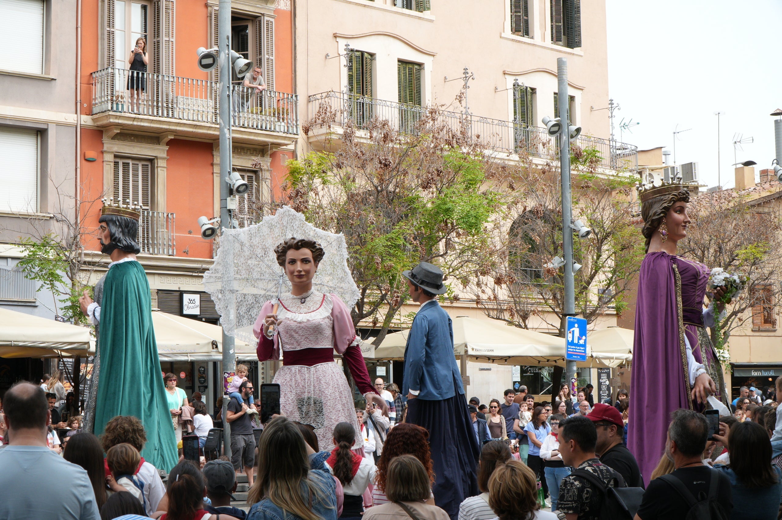 Aquest dissabte, dia 11 d’abril, les entitats de cultura popular i tradicional de Terrassa han celebrat la seva festa major, la Culturassa. La jornada s’ha iniciat amb una gran cercavila pels carrers del Centre que ha estat un tastet del que es podria veure durant tot el dia a la plaça Nova, amb balls de lluïment, paradetes i tallers.