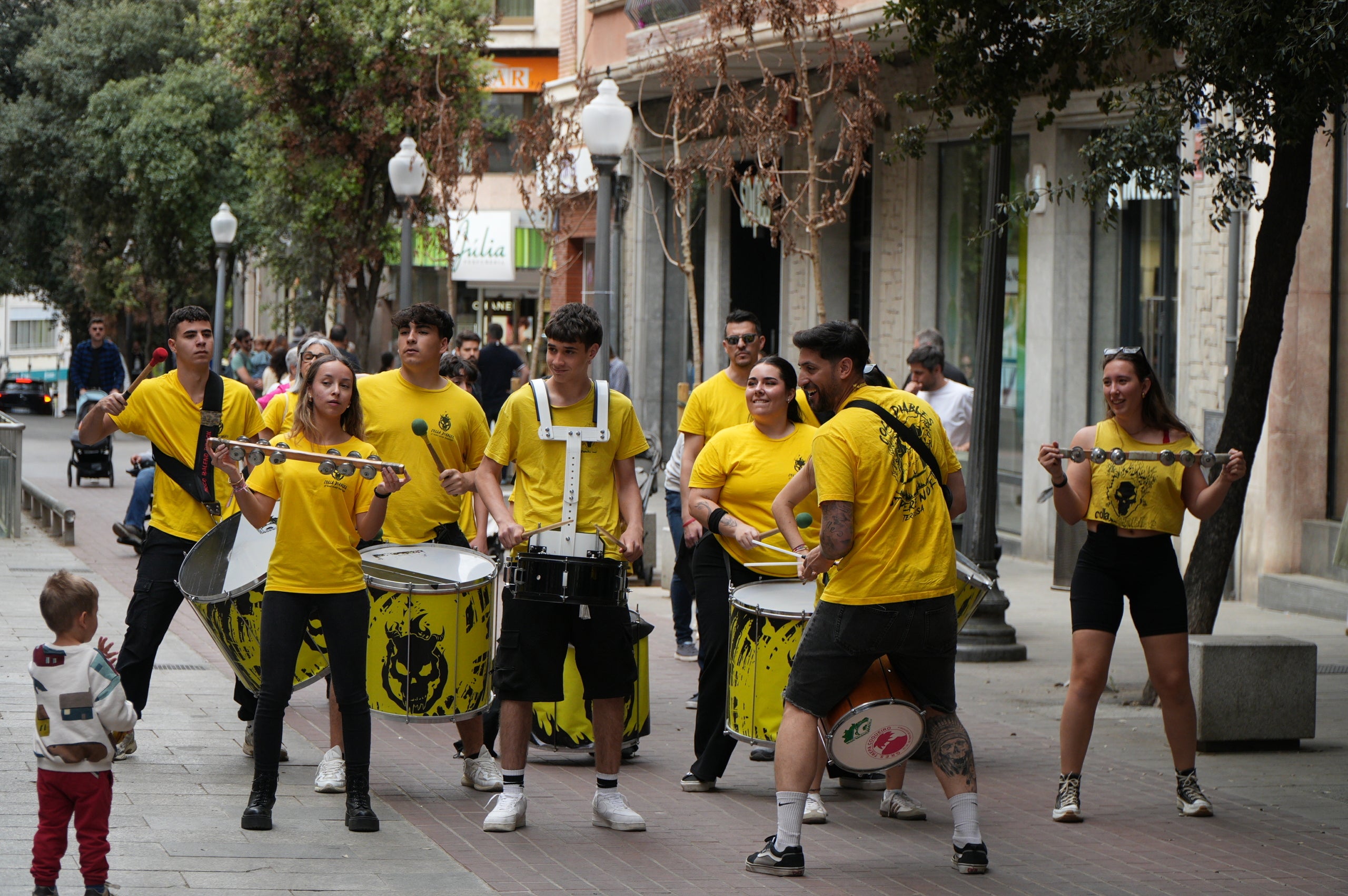Aquest dissabte, dia 11 d’abril, les entitats de cultura popular i tradicional de Terrassa han celebrat la seva festa major, la Culturassa. La jornada s’ha iniciat amb una gran cercavila pels carrers del Centre que ha estat un tastet del que es podria veure durant tot el dia a la plaça Nova, amb balls de lluïment, paradetes i tallers.
