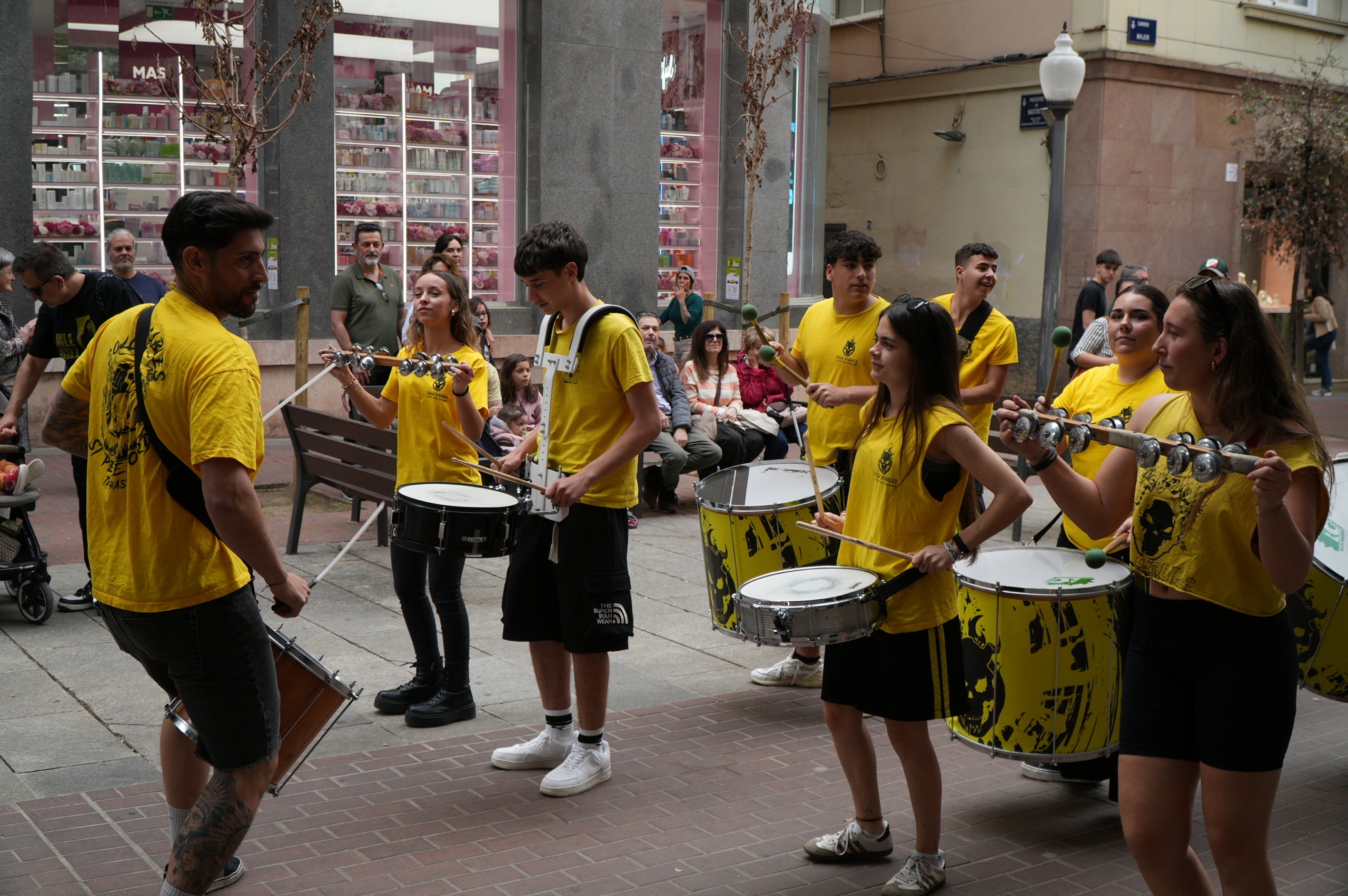 Aquest dissabte, dia 11 d’abril, les entitats de cultura popular i tradicional de Terrassa han celebrat la seva festa major, la Culturassa. La jornada s’ha iniciat amb una gran cercavila pels carrers del Centre que ha estat un tastet del que es podria veure durant tot el dia a la plaça Nova, amb balls de lluïment, paradetes i tallers.