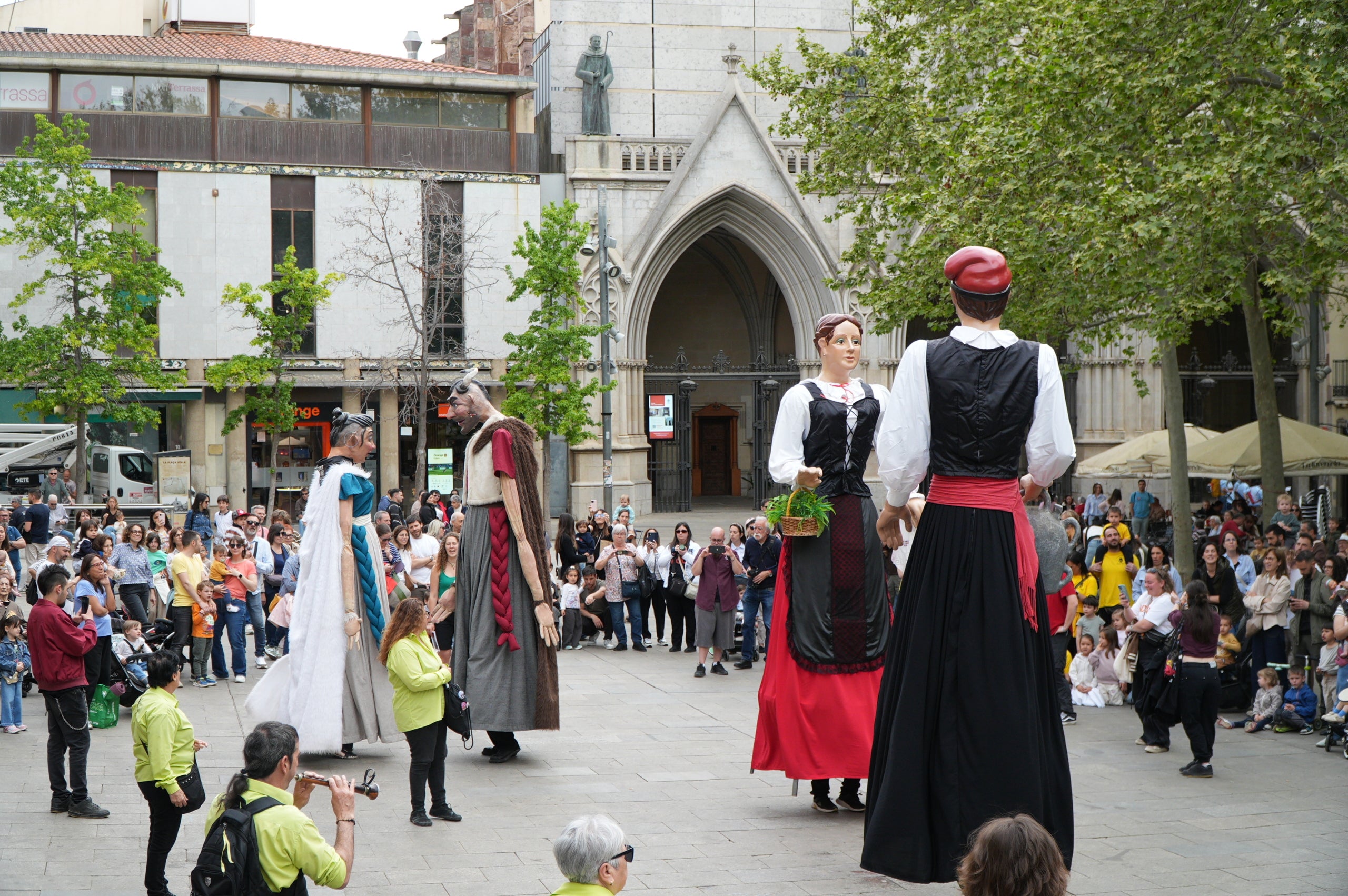 Aquest dissabte, dia 11 d’abril, les entitats de cultura popular i tradicional de Terrassa han celebrat la seva festa major, la Culturassa. La jornada s’ha iniciat amb una gran cercavila pels carrers del Centre que ha estat un tastet del que es podria veure durant tot el dia a la plaça Nova, amb balls de lluïment, paradetes i tallers.