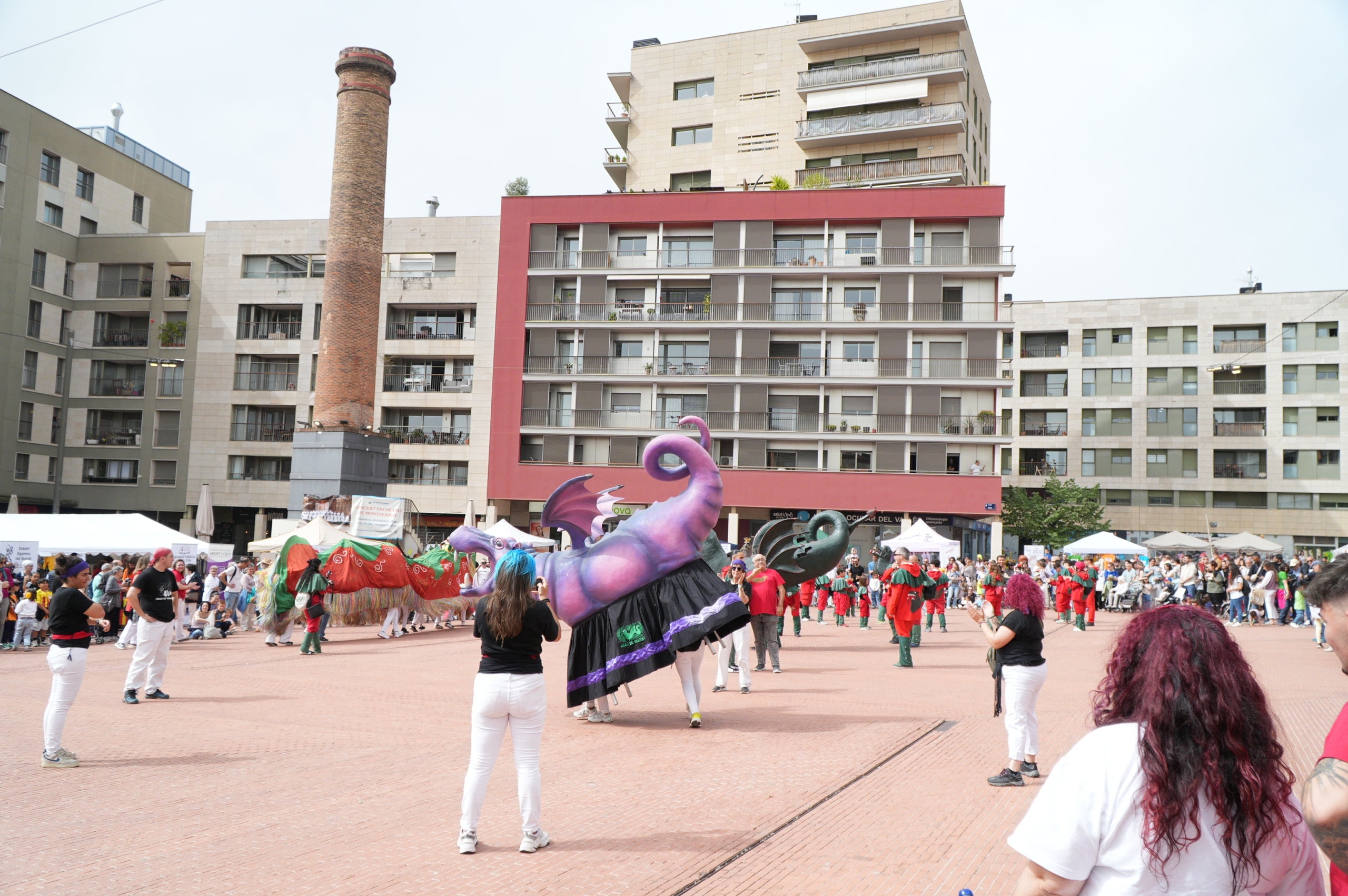 Aquest dissabte, dia 11 d’abril, les entitats de cultura popular i tradicional de Terrassa han celebrat la seva festa major, la Culturassa. La jornada s’ha iniciat amb una gran cercavila pels carrers del Centre que ha estat un tastet del que es podria veure durant tot el dia a la plaça Nova, amb balls de lluïment, paradetes i tallers.