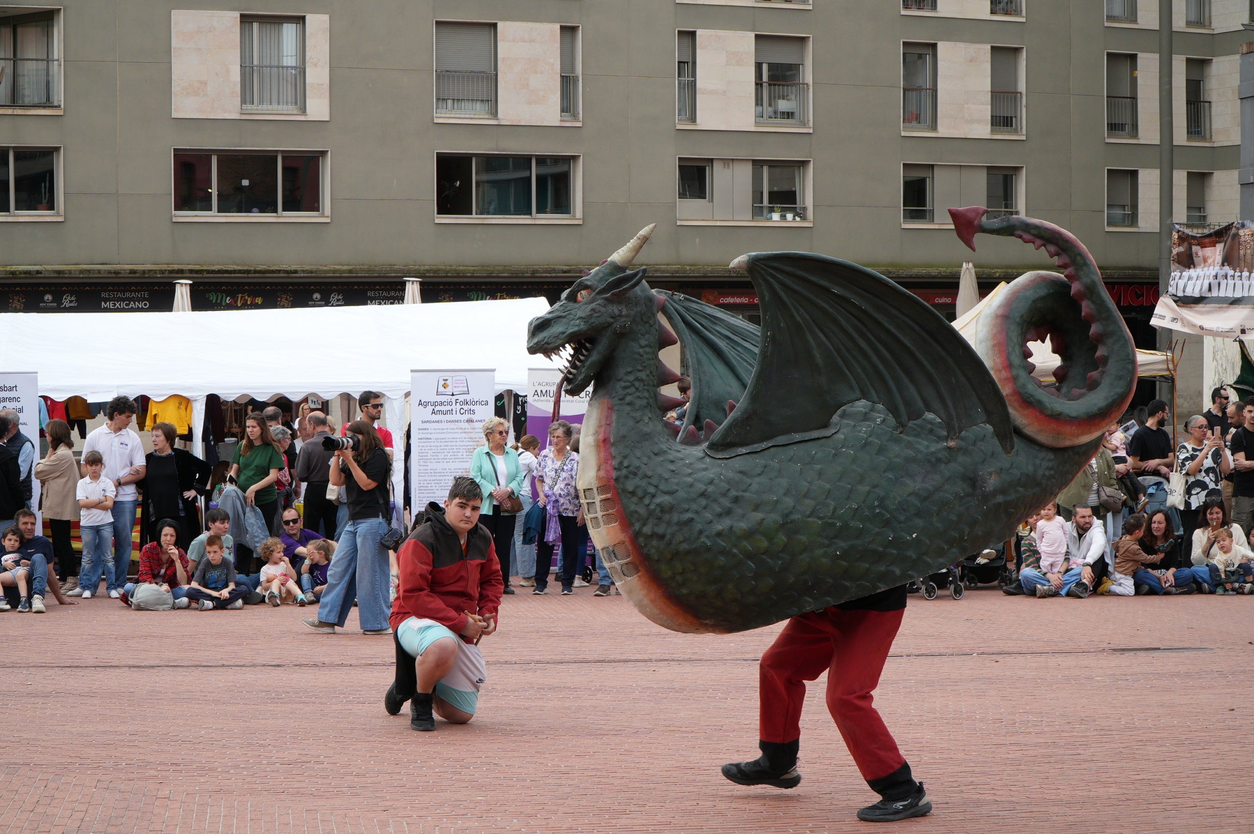 Aquest dissabte, dia 11 d’abril, les entitats de cultura popular i tradicional de Terrassa han celebrat la seva festa major, la Culturassa. La jornada s’ha iniciat amb una gran cercavila pels carrers del Centre que ha estat un tastet del que es podria veure durant tot el dia a la plaça Nova, amb balls de lluïment, paradetes i tallers.