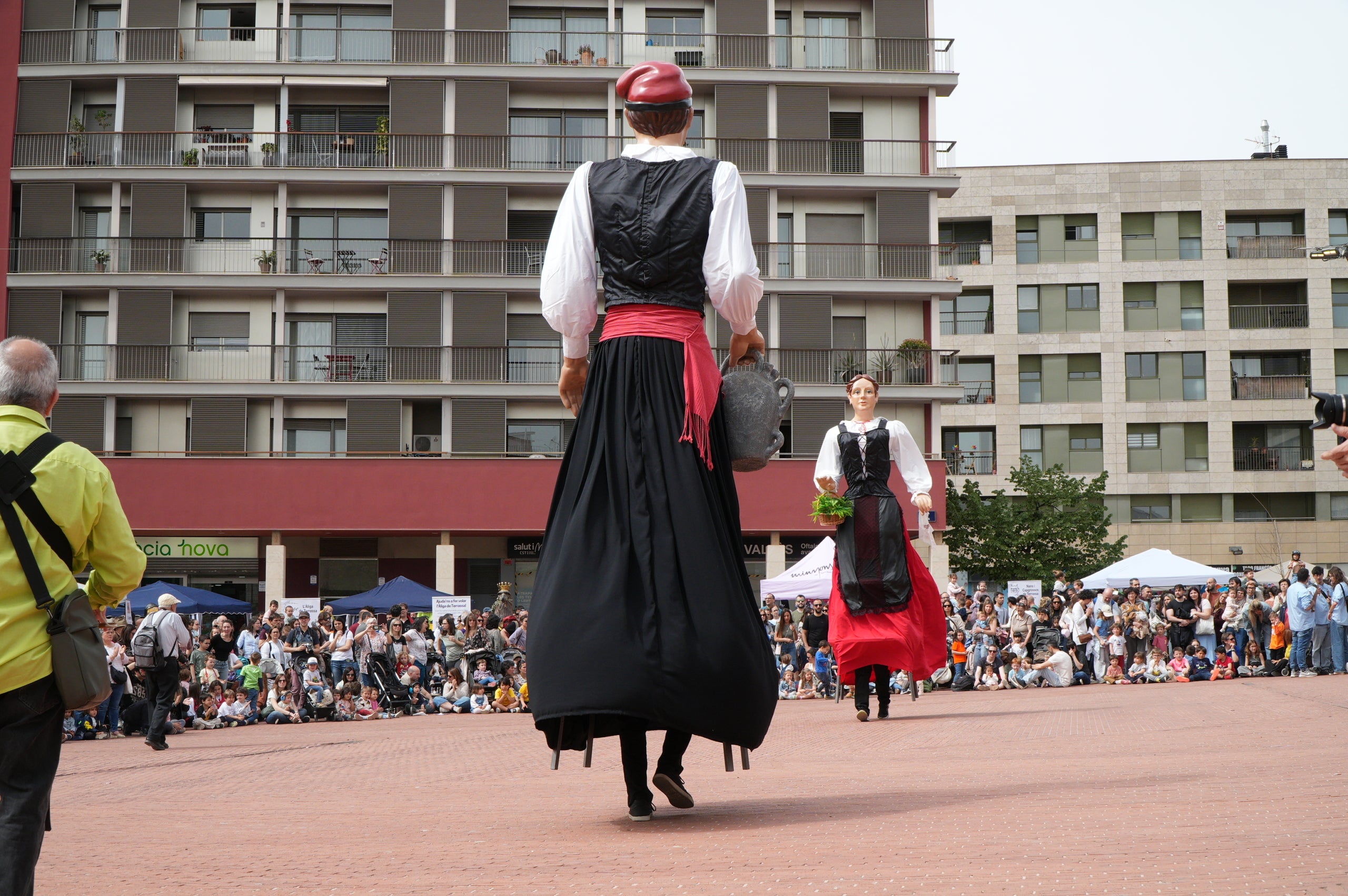 Aquest dissabte, dia 11 d’abril, les entitats de cultura popular i tradicional de Terrassa han celebrat la seva festa major, la Culturassa. La jornada s’ha iniciat amb una gran cercavila pels carrers del Centre que ha estat un tastet del que es podria veure durant tot el dia a la plaça Nova, amb balls de lluïment, paradetes i tallers.