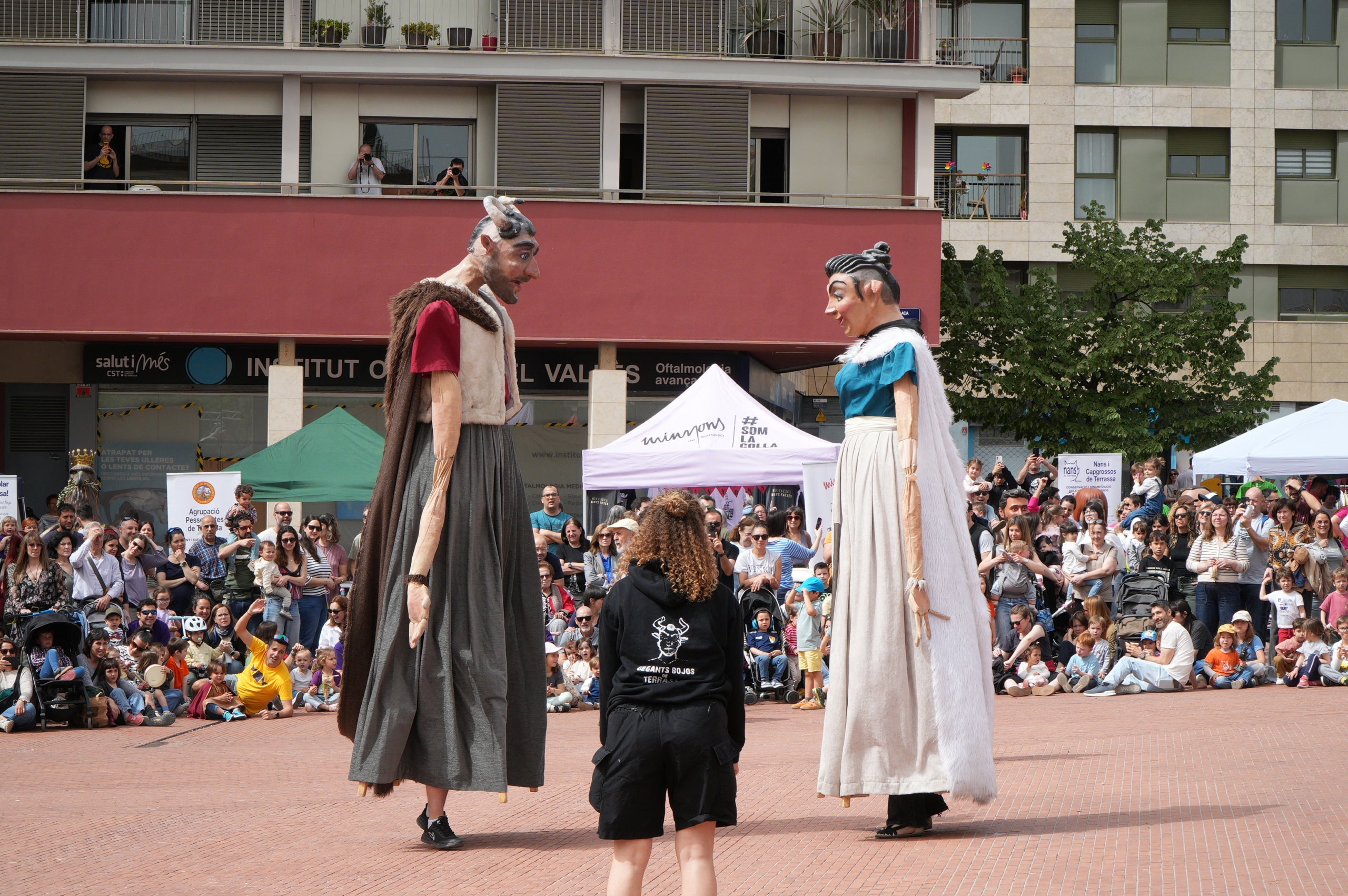 Aquest dissabte, dia 11 d’abril, les entitats de cultura popular i tradicional de Terrassa han celebrat la seva festa major, la Culturassa. La jornada s’ha iniciat amb una gran cercavila pels carrers del Centre que ha estat un tastet del que es podria veure durant tot el dia a la plaça Nova, amb balls de lluïment, paradetes i tallers.