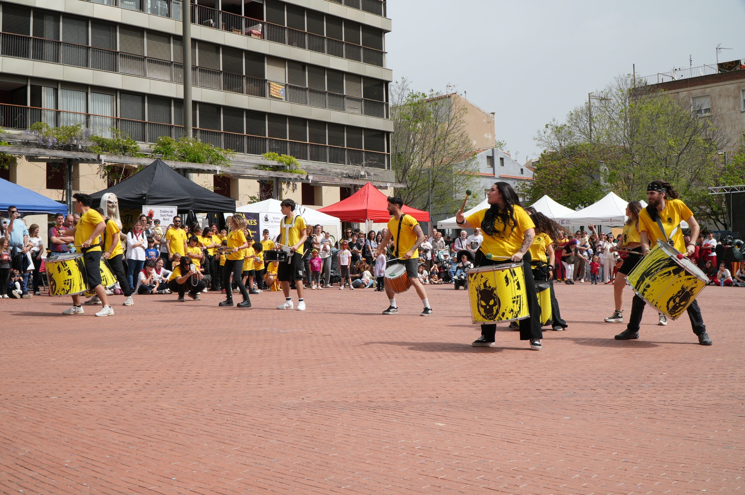 Aquest dissabte, dia 11 d’abril, les entitats de cultura popular i tradicional de Terrassa han celebrat la seva festa major, la Culturassa. La jornada s’ha iniciat amb una gran cercavila pels carrers del Centre que ha estat un tastet del que es podria veure durant tot el dia a la plaça Nova, amb balls de lluïment, paradetes i tallers.