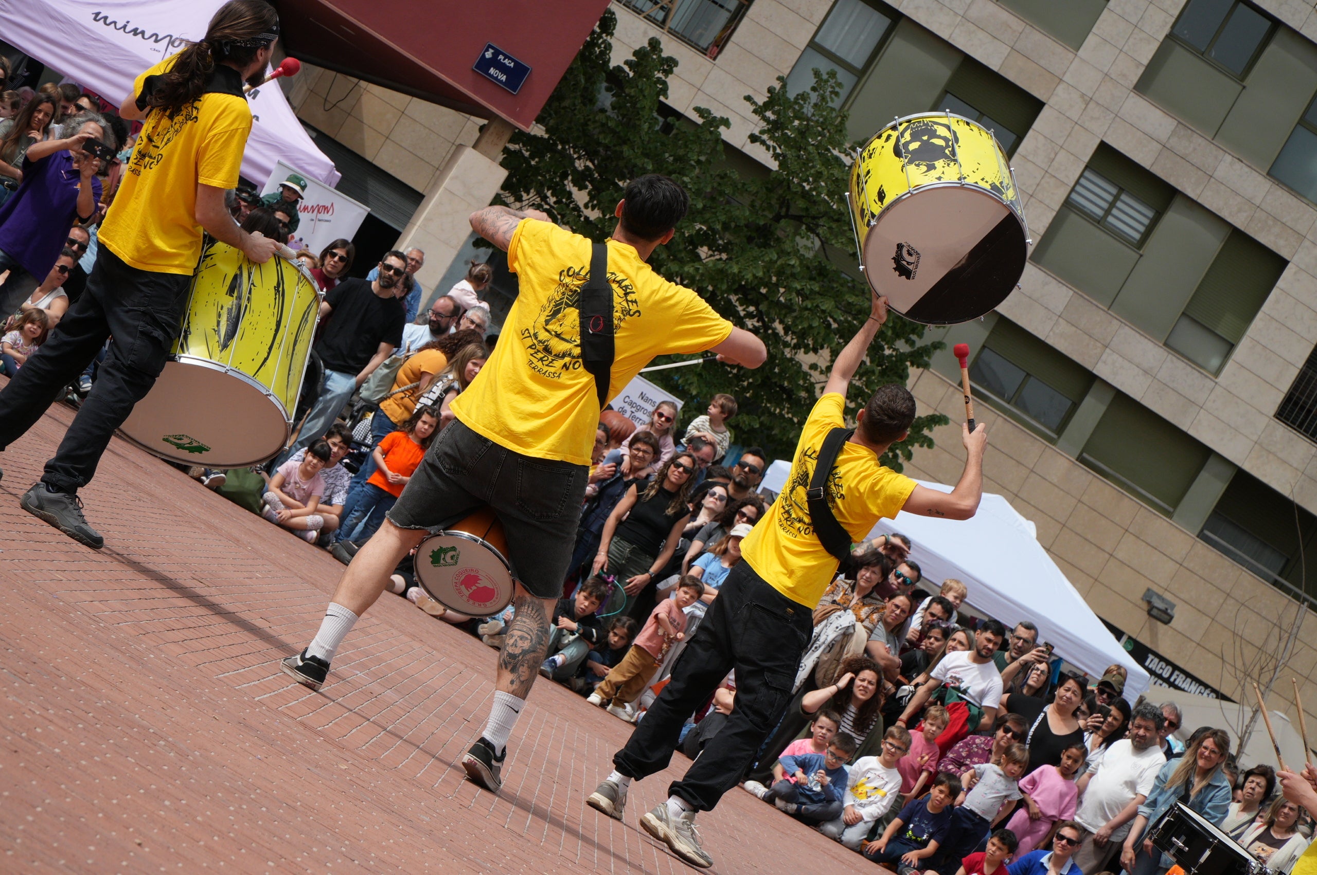 Aquest dissabte, dia 11 d’abril, les entitats de cultura popular i tradicional de Terrassa han celebrat la seva festa major, la Culturassa. La jornada s’ha iniciat amb una gran cercavila pels carrers del Centre que ha estat un tastet del que es podria veure durant tot el dia a la plaça Nova, amb balls de lluïment, paradetes i tallers.