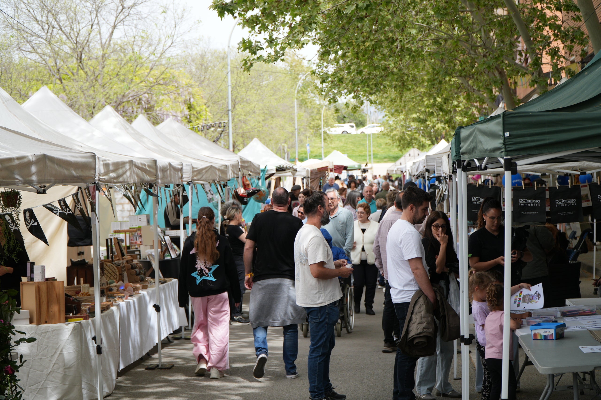 La II Fira Pirata del Roc Blanc ha omplert de vida la plaça del barri des de divendres i fins diumenge amb una programació completa d'activitats, amb propostes culturals, esportives i familiars per a tots els públics. I, sobretot, on els comerços n’han estat els protagonistes. 