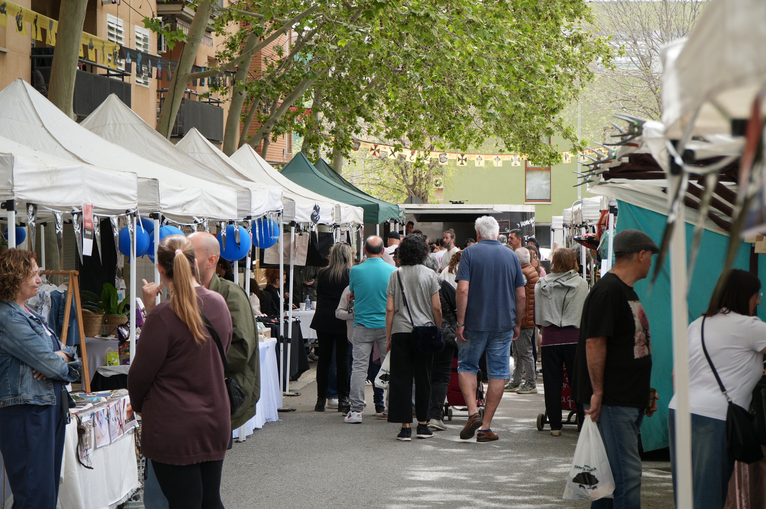 La II Fira Pirata del Roc Blanc ha omplert de vida la plaça del barri des de divendres i fins diumenge amb una programació completa d'activitats, amb propostes culturals, esportives i familiars per a tots els públics. I, sobretot, on els comerços n’han estat els protagonistes. 