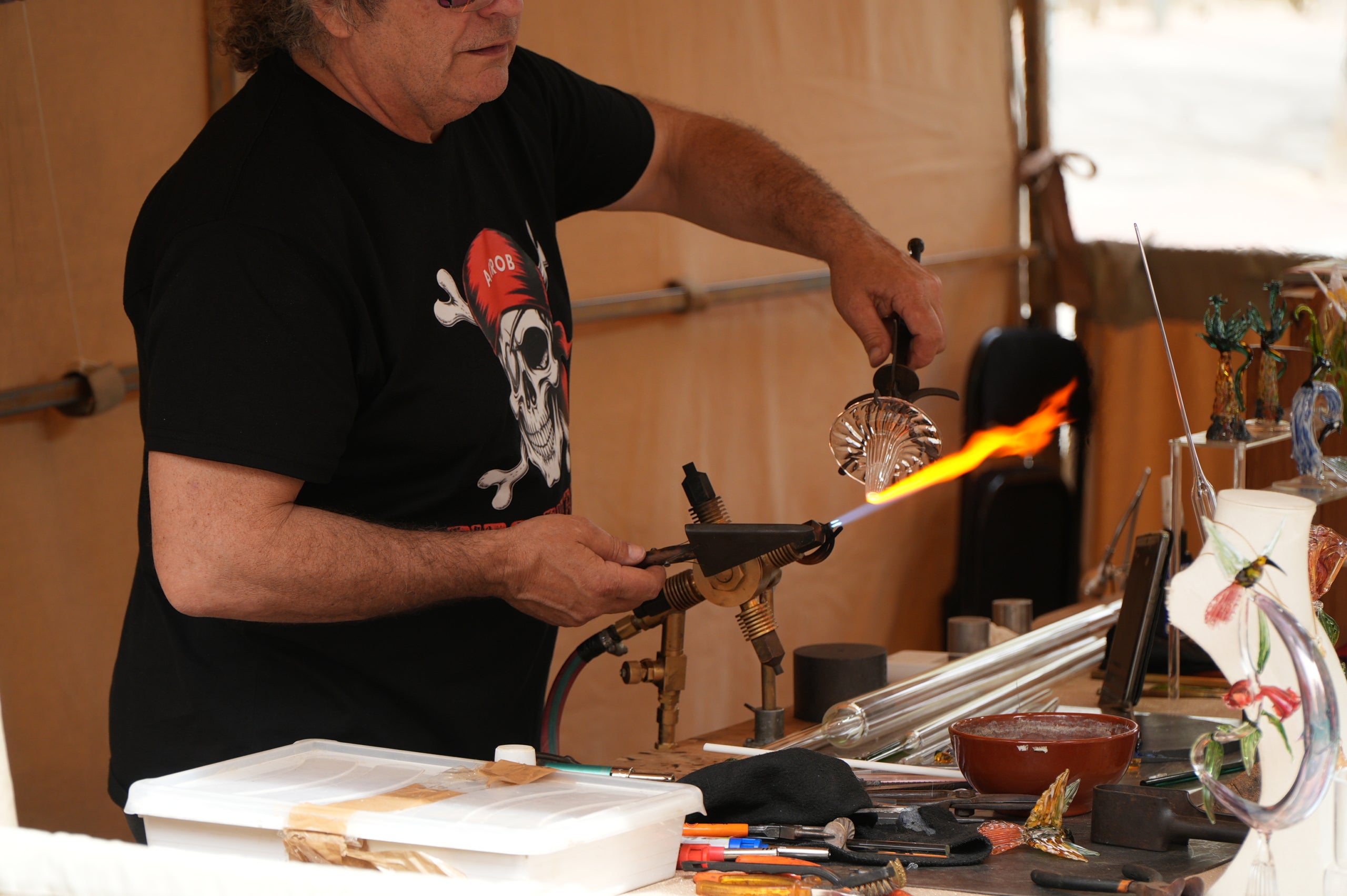 La II Fira Pirata del Roc Blanc ha omplert de vida la plaça del barri des de divendres i fins diumenge amb una programació completa d'activitats, amb propostes culturals, esportives i familiars per a tots els públics. I, sobretot, on els comerços n’han estat els protagonistes. 