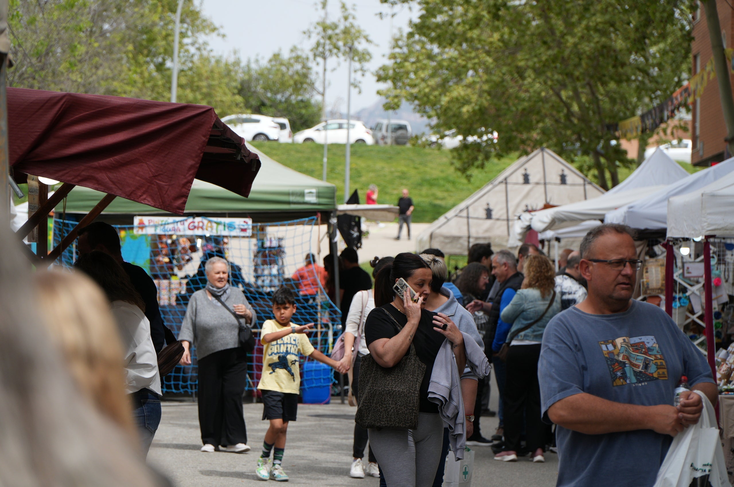 La II Fira Pirata del Roc Blanc ha omplert de vida la plaça del barri des de divendres i fins diumenge amb una programació completa d'activitats, amb propostes culturals, esportives i familiars per a tots els públics. I, sobretot, on els comerços n’han estat els protagonistes. 