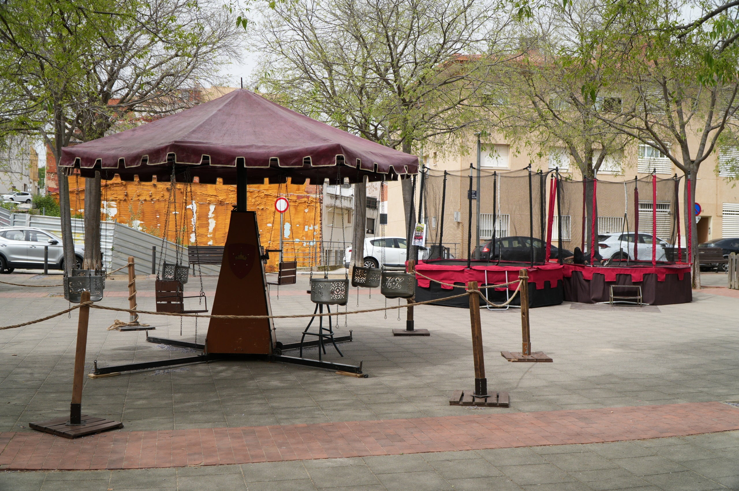 La II Fira Pirata del Roc Blanc ha omplert de vida la plaça del barri des de divendres i fins diumenge amb una programació completa d'activitats, amb propostes culturals, esportives i familiars per a tots els públics. I, sobretot, on els comerços n’han estat els protagonistes. 