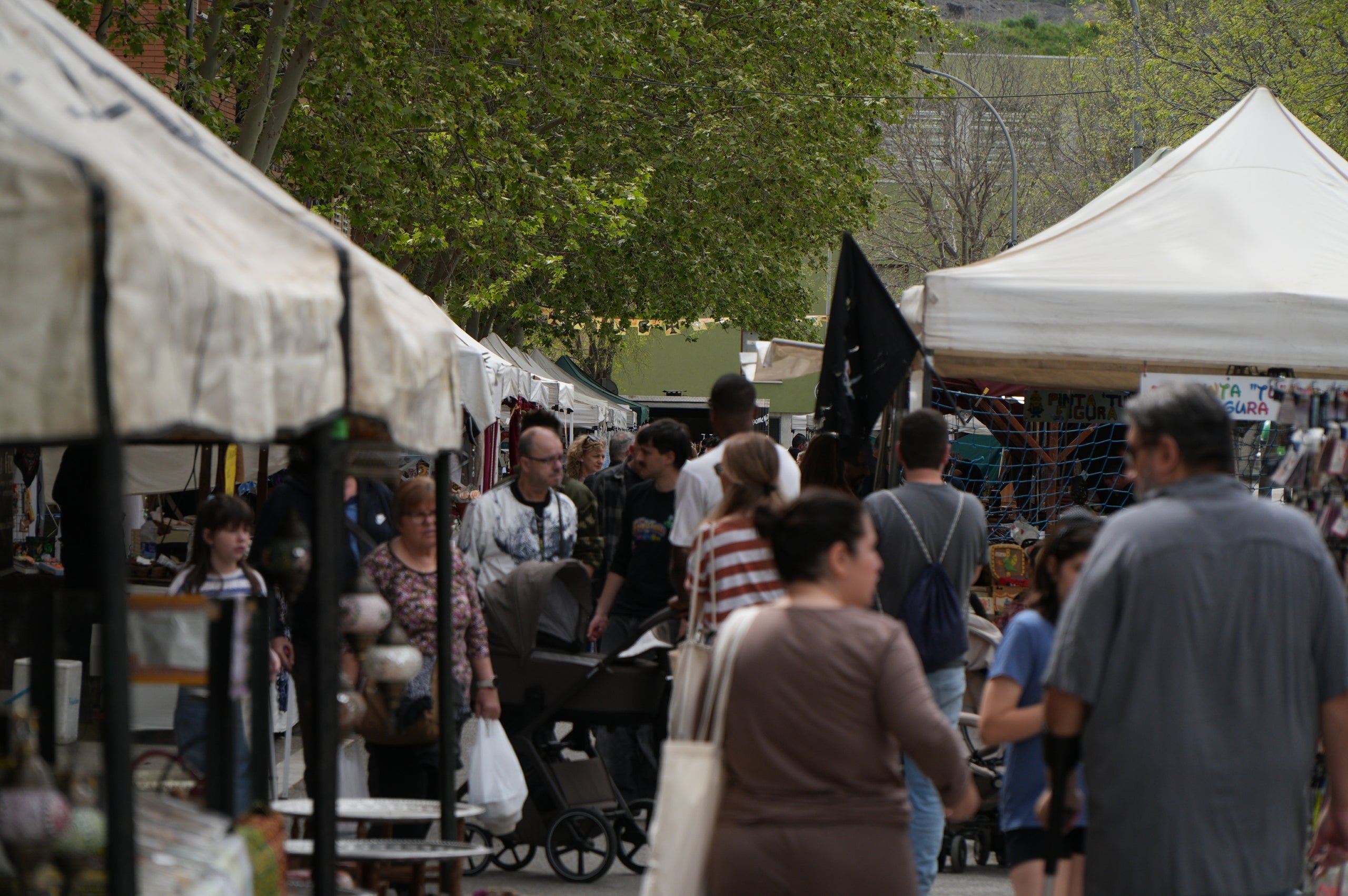La II Fira Pirata del Roc Blanc ha omplert de vida la plaça del barri des de divendres i fins diumenge amb una programació completa d'activitats, amb propostes culturals, esportives i familiars per a tots els públics. I, sobretot, on els comerços n’han estat els protagonistes. 
