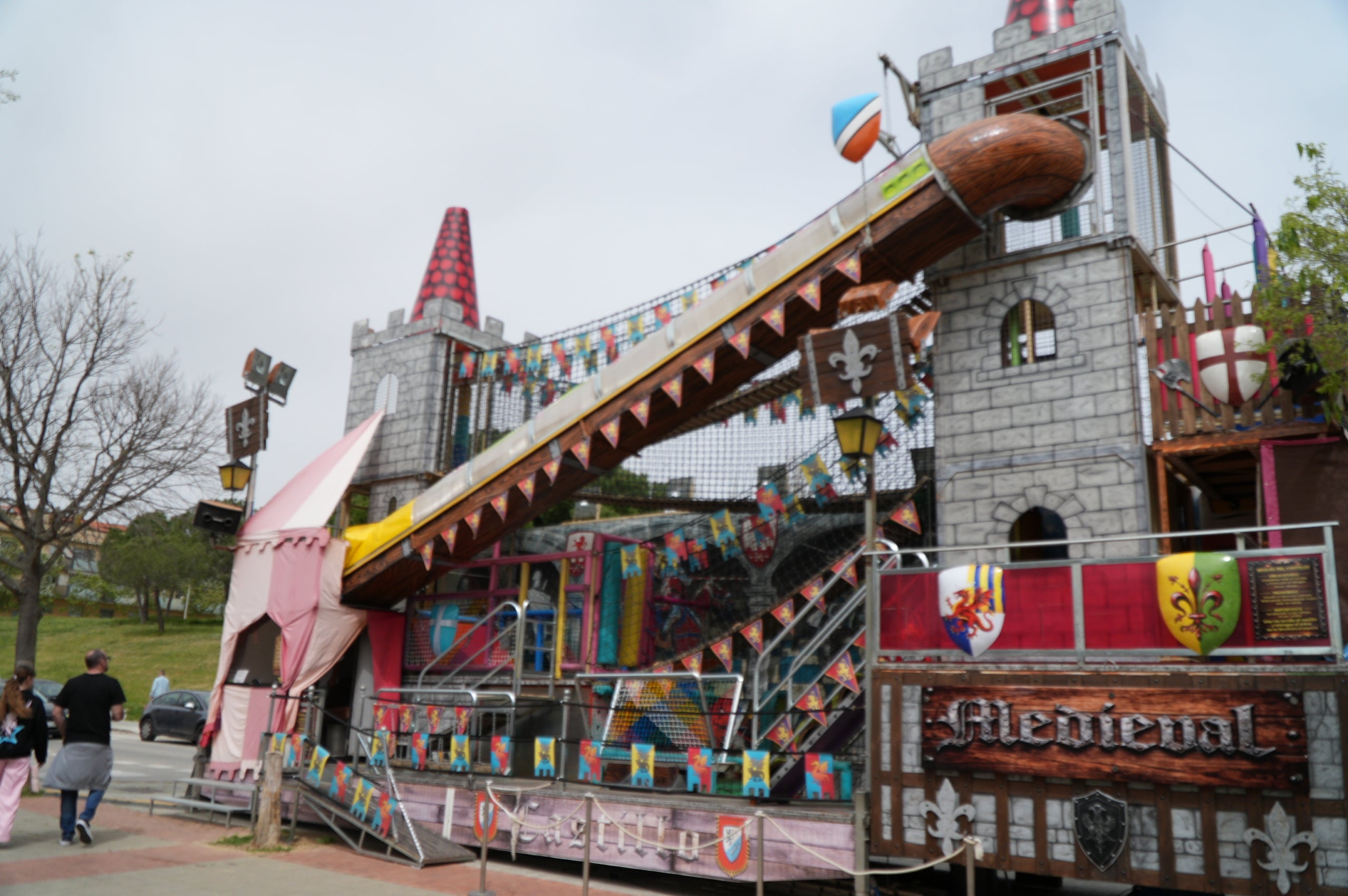 La II Fira Pirata del Roc Blanc ha omplert de vida la plaça del barri des de divendres i fins diumenge amb una programació completa d'activitats, amb propostes culturals, esportives i familiars per a tots els públics. I, sobretot, on els comerços n’han estat els protagonistes. 