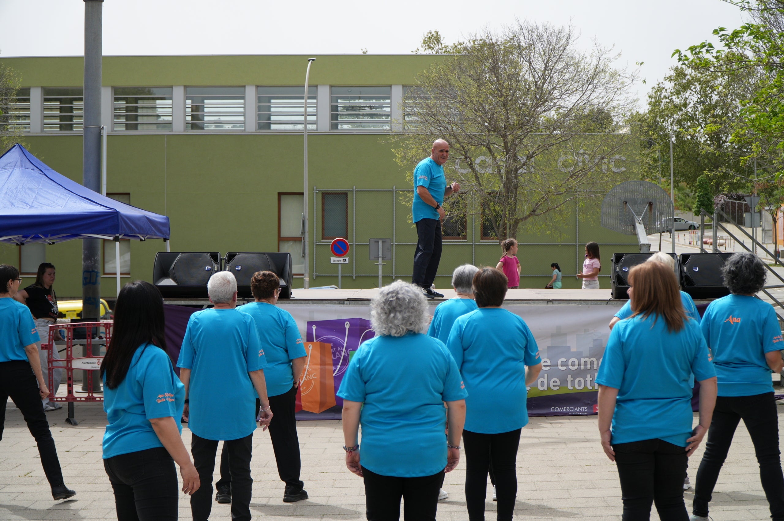La II Fira Pirata del Roc Blanc ha omplert de vida la plaça del barri des de divendres i fins diumenge amb una programació completa d'activitats, amb propostes culturals, esportives i familiars per a tots els públics. I, sobretot, on els comerços n’han estat els protagonistes. 