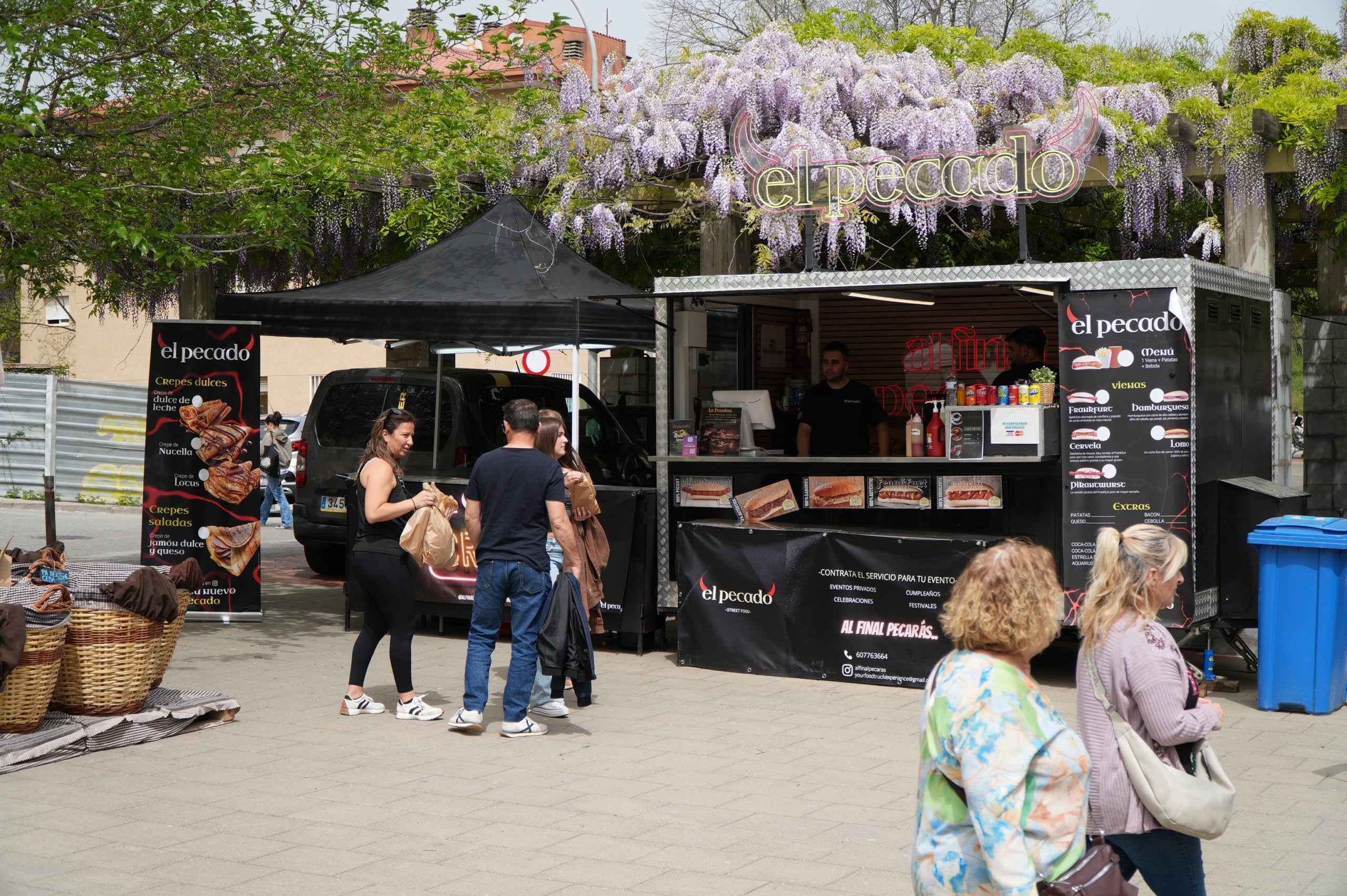 La II Fira Pirata del Roc Blanc ha omplert de vida la plaça del barri des de divendres i fins diumenge amb una programació completa d'activitats, amb propostes culturals, esportives i familiars per a tots els públics. I, sobretot, on els comerços n’han estat els protagonistes. 