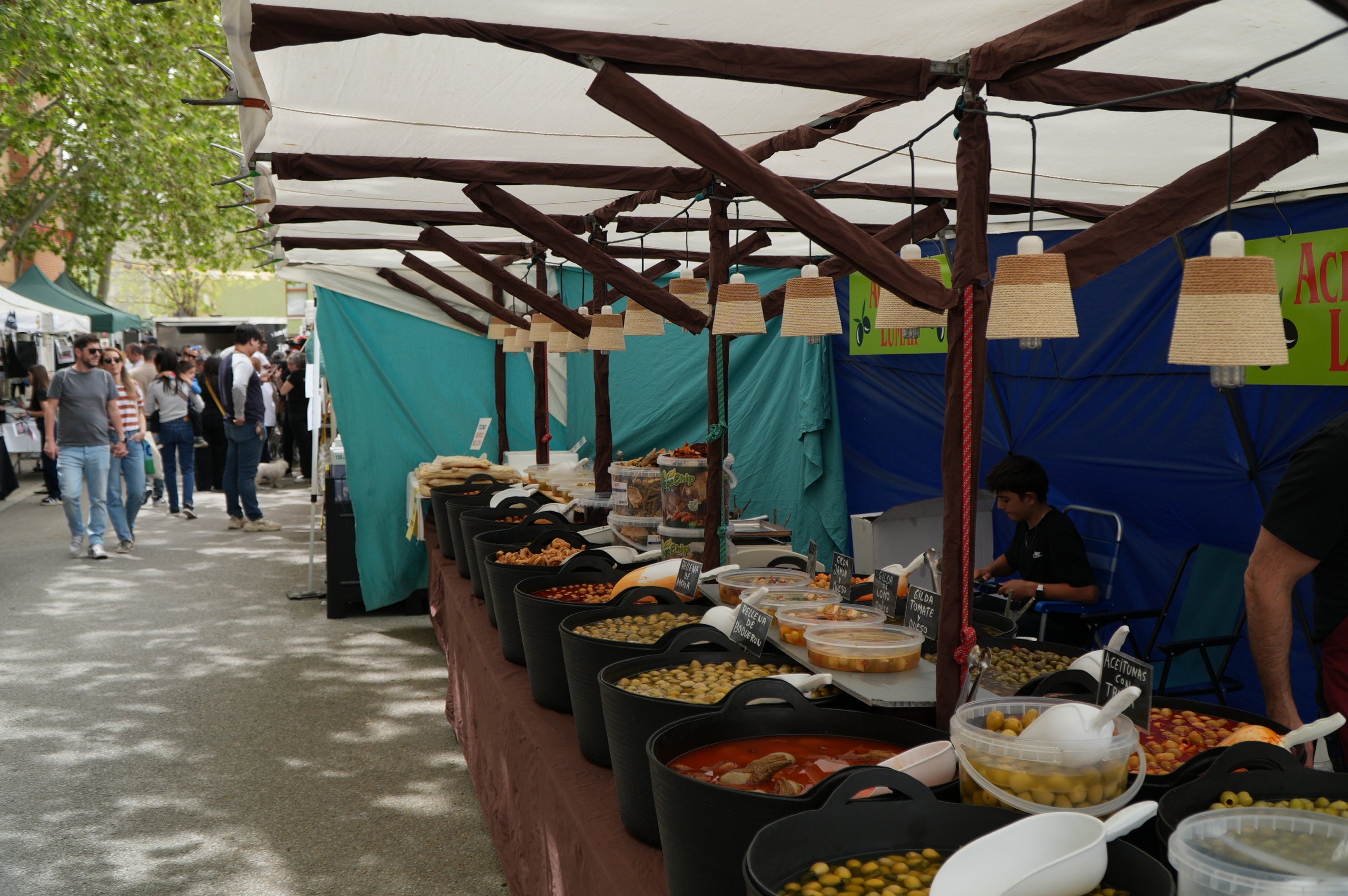 La II Fira Pirata del Roc Blanc ha omplert de vida la plaça del barri des de divendres i fins diumenge amb una programació completa d'activitats, amb propostes culturals, esportives i familiars per a tots els públics. I, sobretot, on els comerços n’han estat els protagonistes. 