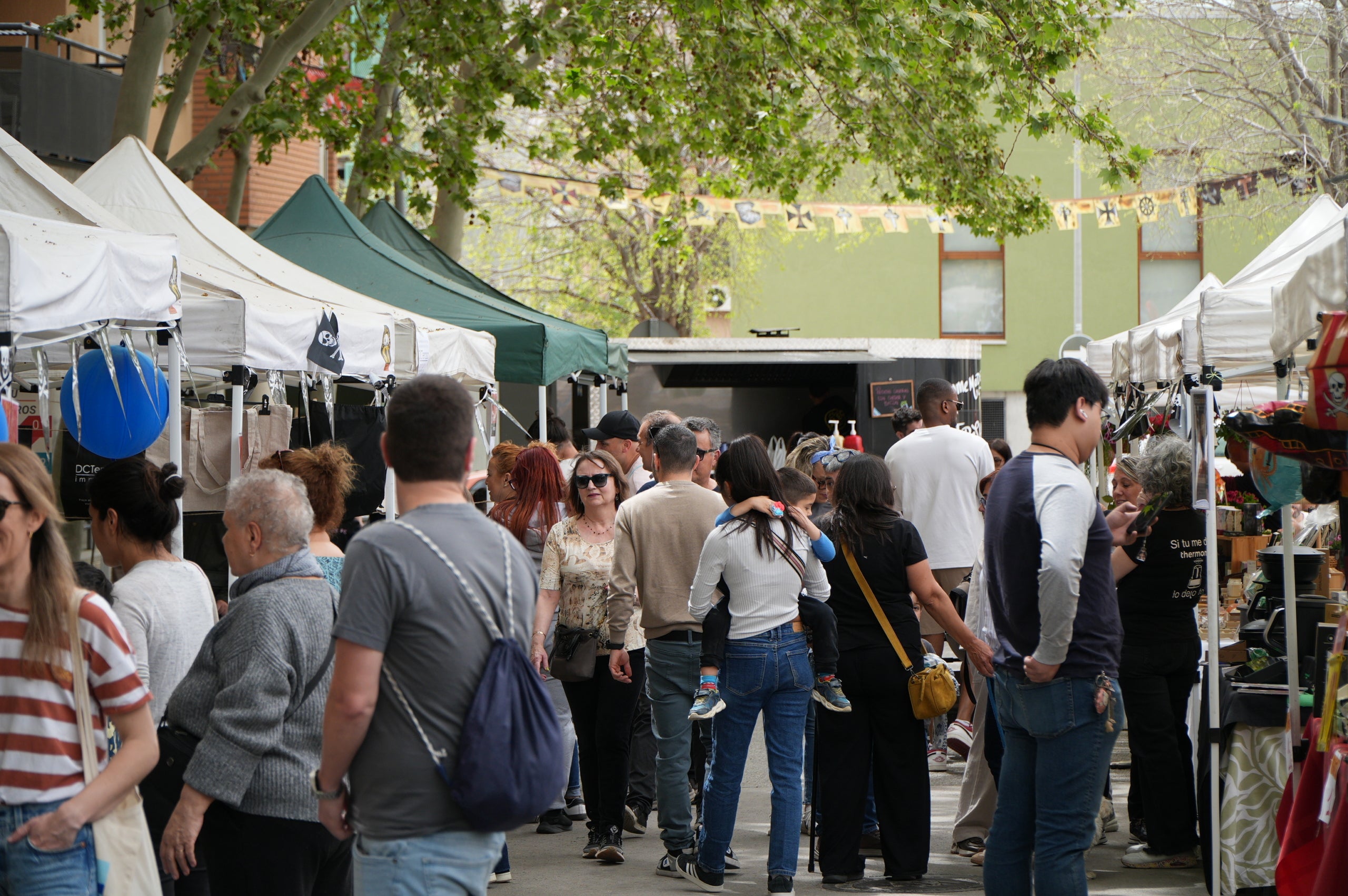 La II Fira Pirata del Roc Blanc ha omplert de vida la plaça del barri des de divendres i fins diumenge amb una programació completa d'activitats, amb propostes culturals, esportives i familiars per a tots els públics. I, sobretot, on els comerços n’han estat els protagonistes. 