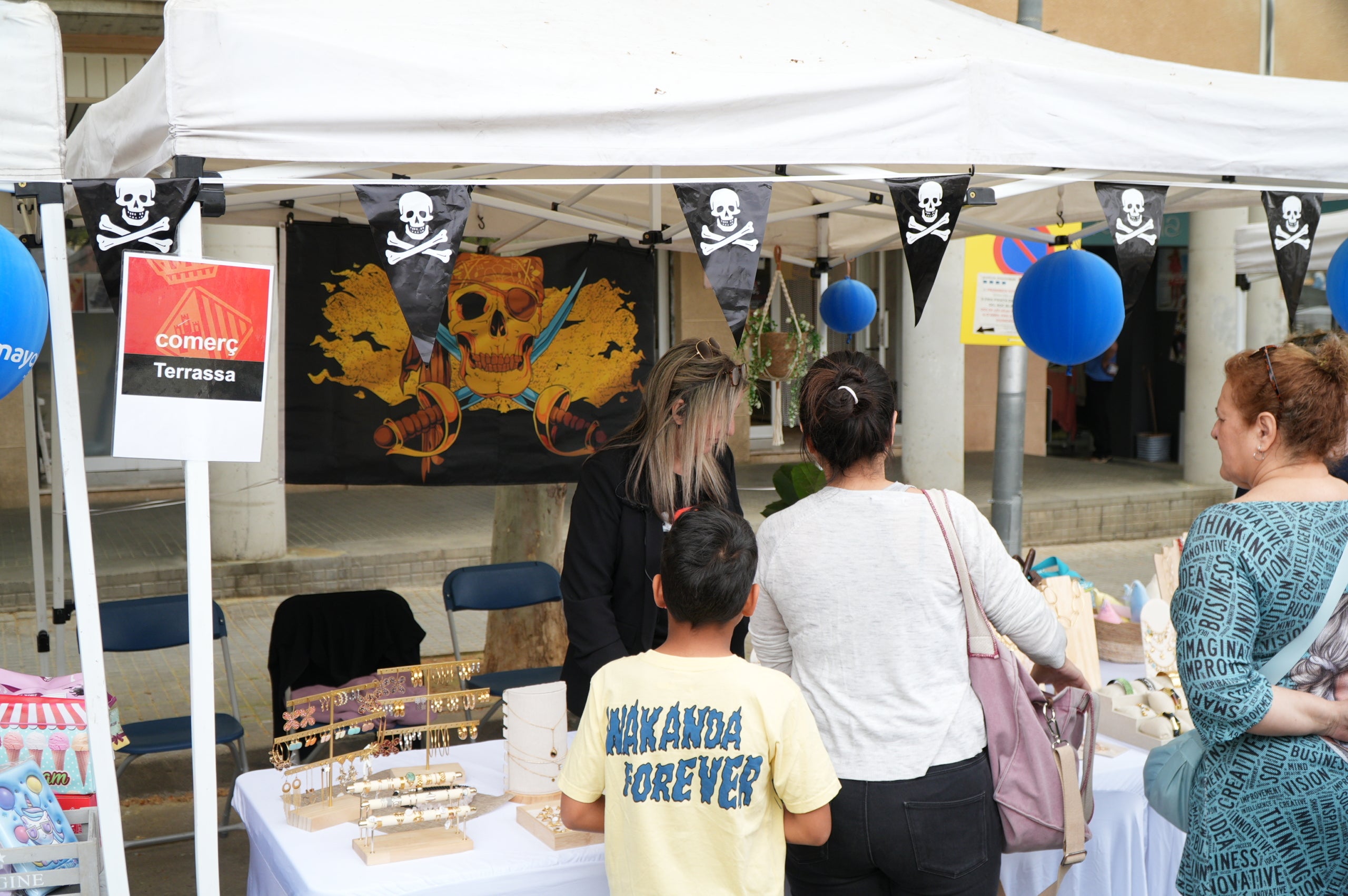 La II Fira Pirata del Roc Blanc ha omplert de vida la plaça del barri des de divendres i fins diumenge amb una programació completa d'activitats, amb propostes culturals, esportives i familiars per a tots els públics. I, sobretot, on els comerços n’han estat els protagonistes. 