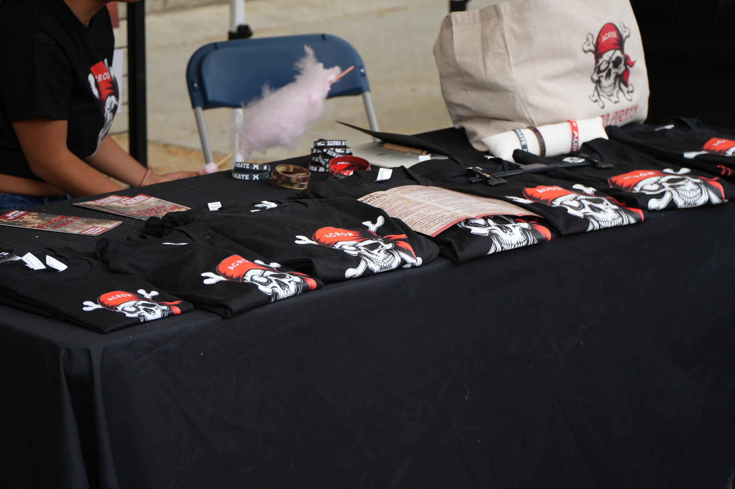 La II Fira Pirata del Roc Blanc ha omplert de vida la plaça del barri des de divendres i fins diumenge amb una programació completa d'activitats, amb propostes culturals, esportives i familiars per a tots els públics. I, sobretot, on els comerços n’han estat els protagonistes. 