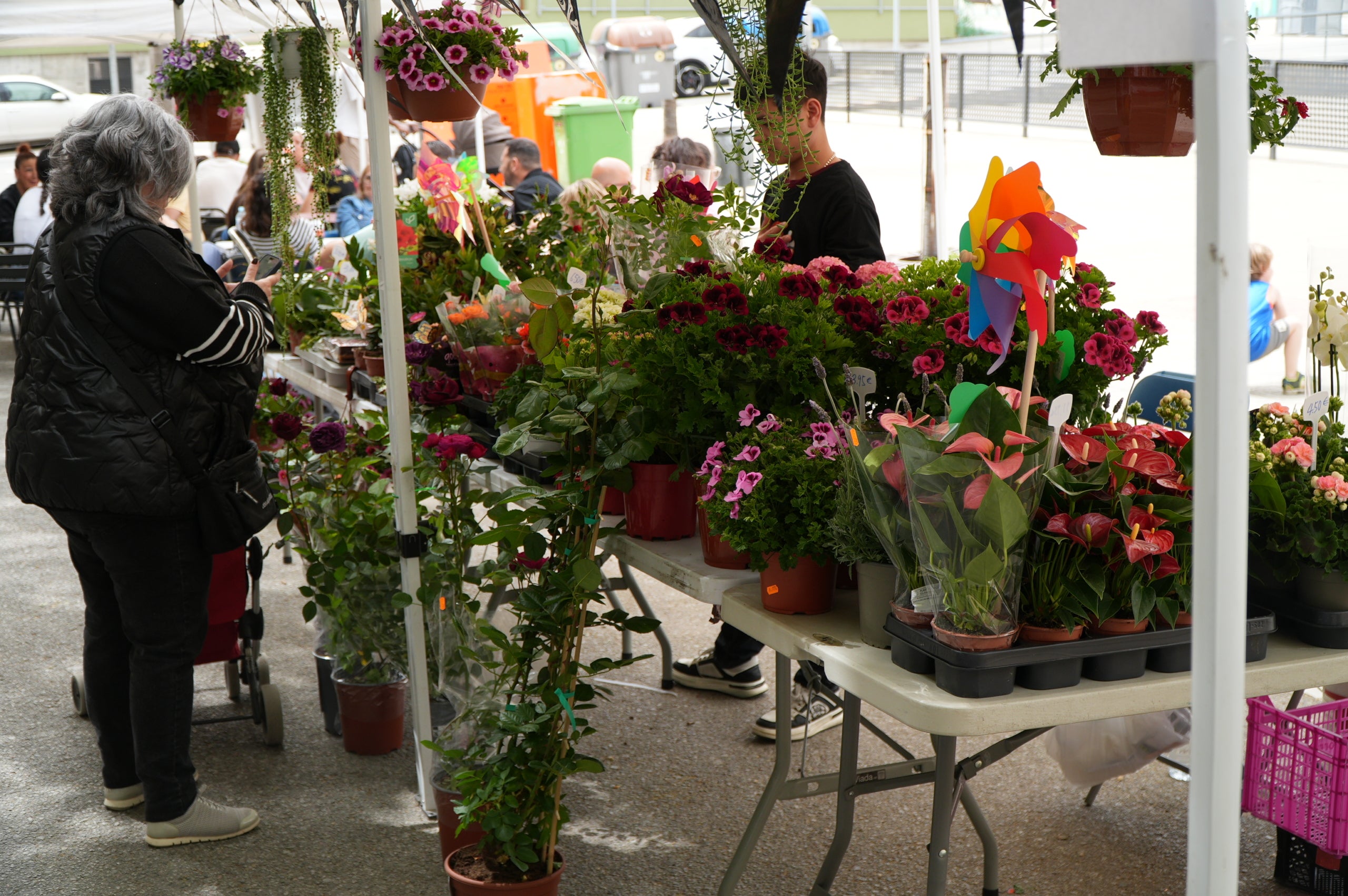 La II Fira Pirata del Roc Blanc ha omplert de vida la plaça del barri des de divendres i fins diumenge amb una programació completa d'activitats, amb propostes culturals, esportives i familiars per a tots els públics. I, sobretot, on els comerços n’han estat els protagonistes. 