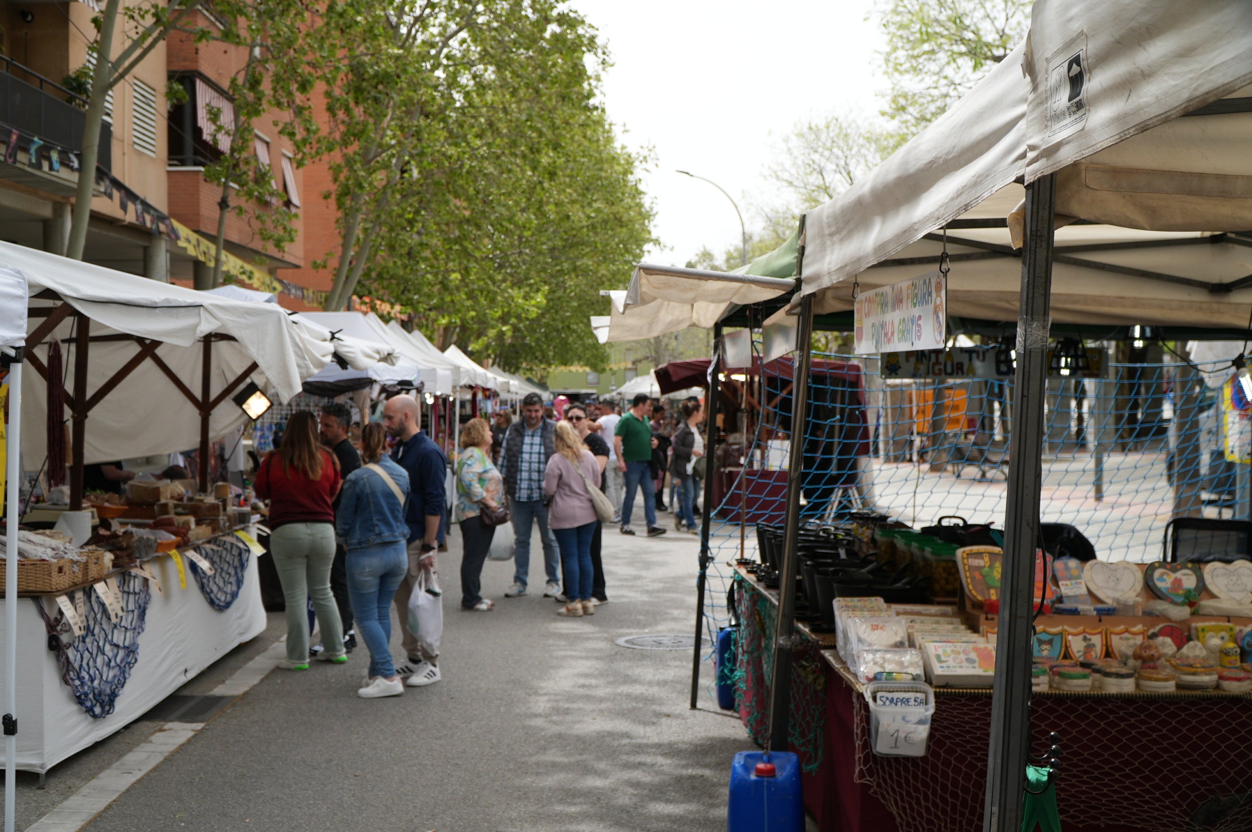 La II Fira Pirata del Roc Blanc ha omplert de vida la plaça del barri des de divendres i fins diumenge amb una programació completa d'activitats, amb propostes culturals, esportives i familiars per a tots els públics. I, sobretot, on els comerços n’han estat els protagonistes. 