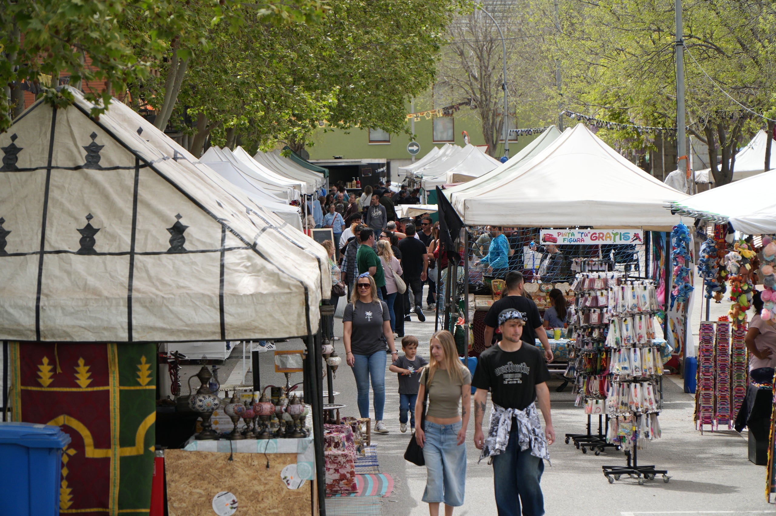 La II Fira Pirata del Roc Blanc ha omplert de vida la plaça del barri des de divendres i fins diumenge amb una programació completa d'activitats, amb propostes culturals, esportives i familiars per a tots els públics. I, sobretot, on els comerços n’han estat els protagonistes. 