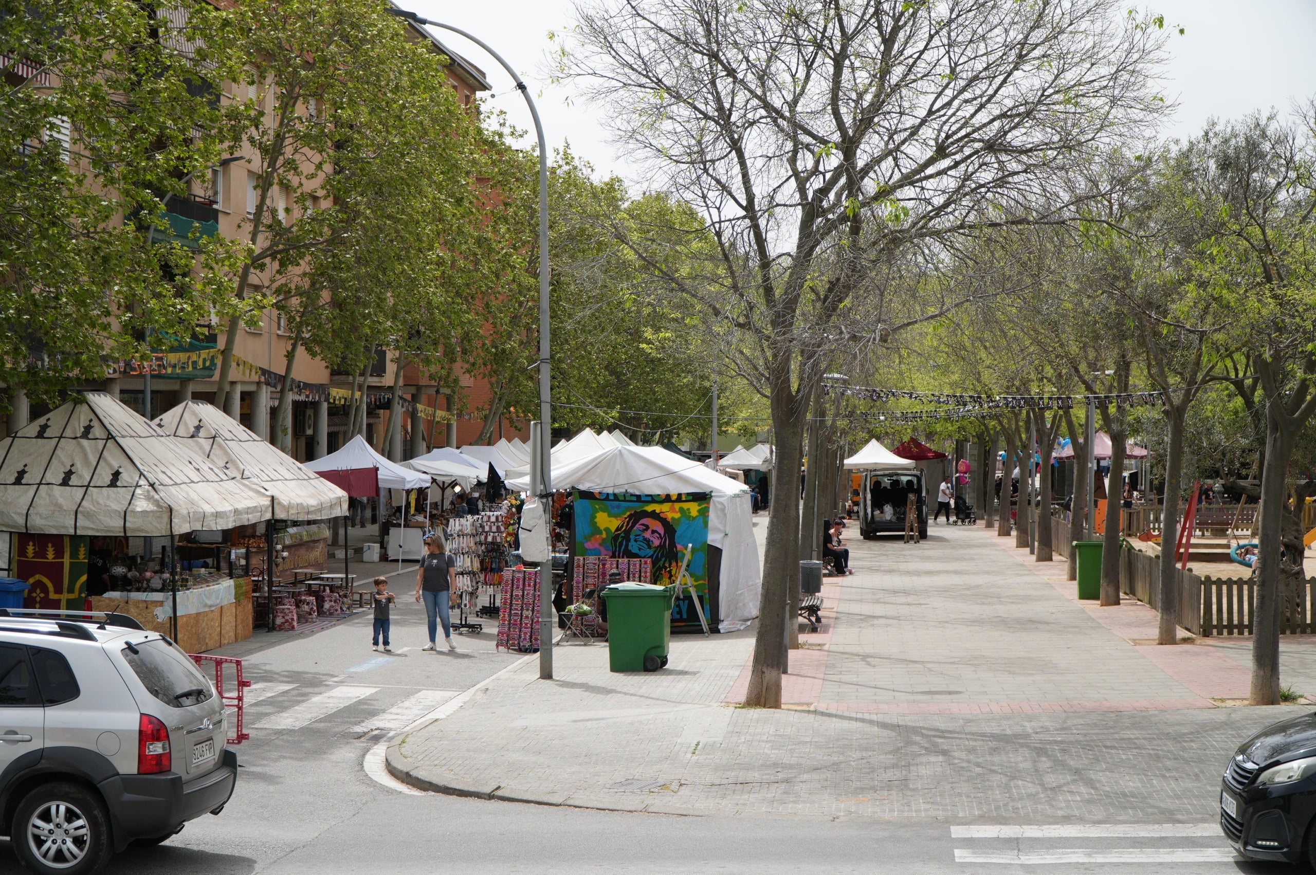 La II Fira Pirata del Roc Blanc ha omplert de vida la plaça del barri des de divendres i fins diumenge amb una programació completa d'activitats, amb propostes culturals, esportives i familiars per a tots els públics. I, sobretot, on els comerços n’han estat els protagonistes. 
